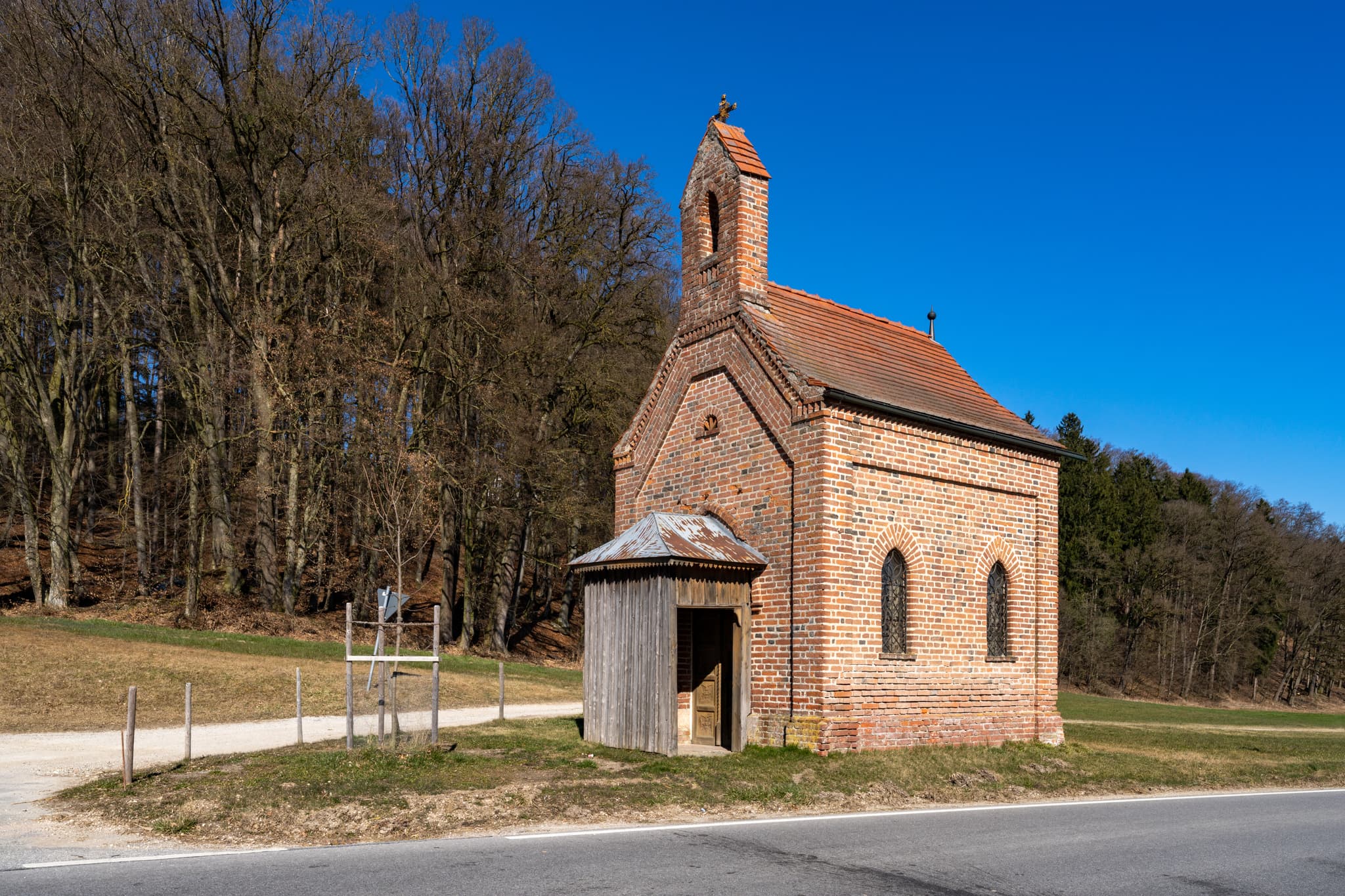 Die Mittermair-Kapelle in Perach-Westerndorf, Landkreis Altötting, Oberbayern, besticht durch ihre Architektur und idyllische Lage in der Region Inn-Salzach