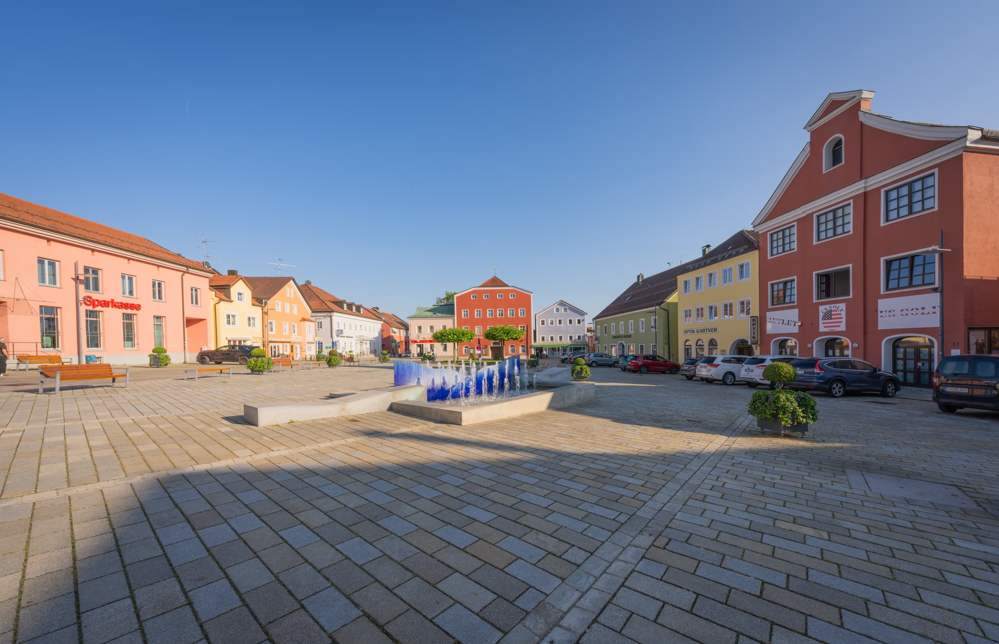 Entdecken Sie den malerischen Stadtplatz in Bad Griesbach, Landkreis Passau, Niederbayern, Deutschland. Ein charmantes Herzstück der Region Donau-Wald.