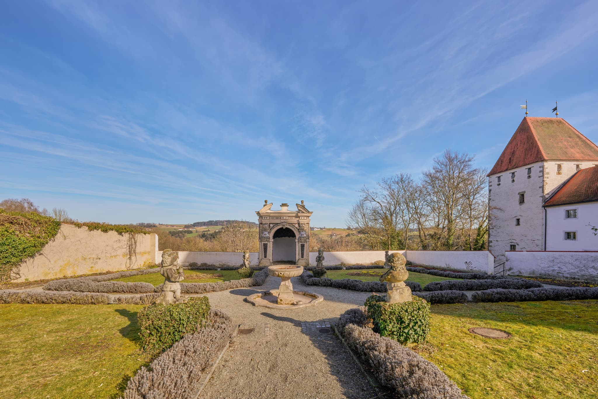 Historischer Barockgarten, Paradiesgarten mit Grotte auf Schloss Neuburg am Inn, Landkreis Passau. Parkanlage in der Region Donau-Wald, Niederbayern.