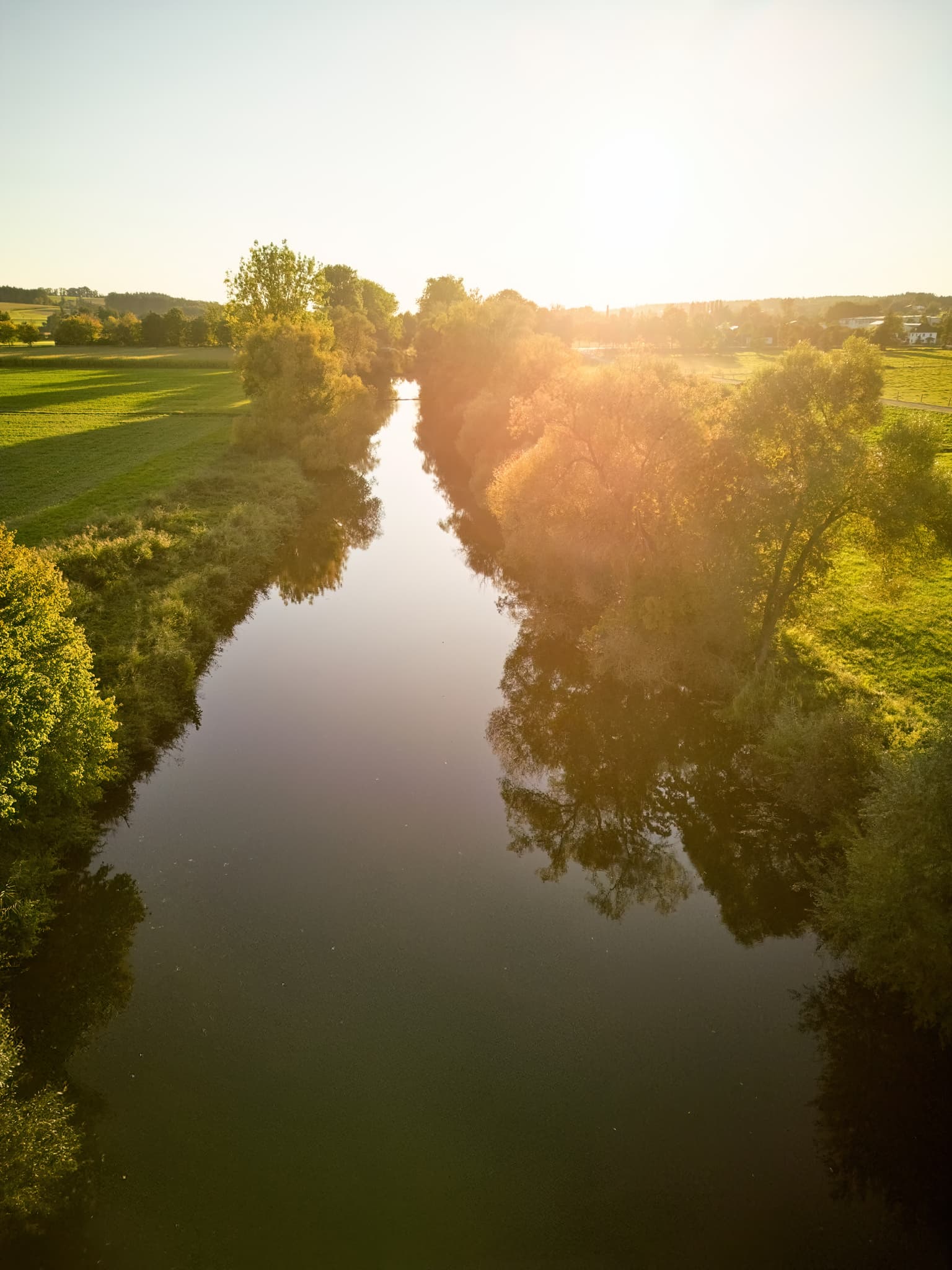Ruhige Naturlandschaft am Fluss Rott mit Wehr und Wasserfall bei Löfflmühle, Hebertsfelden. Landkreis Rottal-Inn, Niederbayern, Deutschland, Holzland.