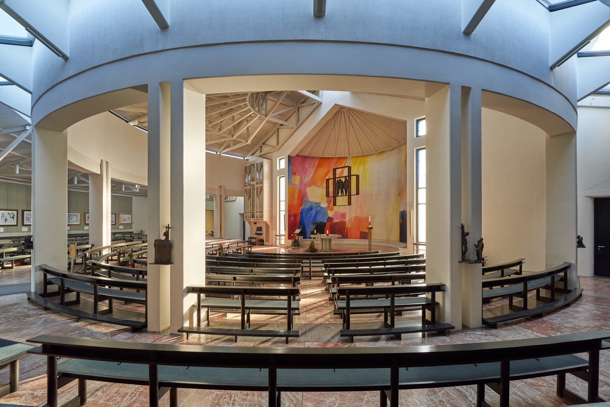 Die Emmauskirche in Bad Griesbach im Landkreis Passau, Niederbayern, ist eine moderne Kirche im Herzen des Bäderdreiecks, Deutschland.