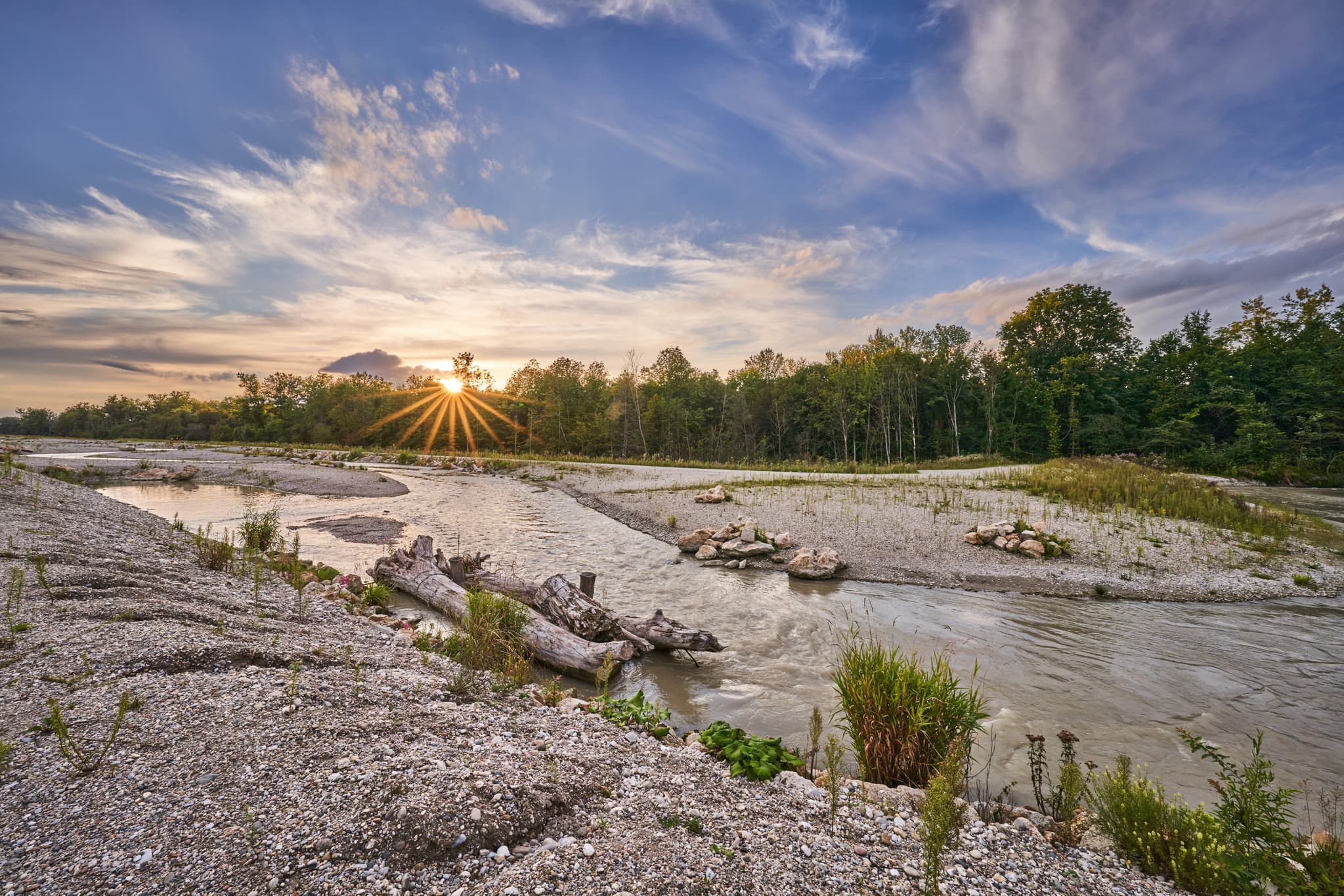 Die Inn Fischwanderhilfe bei Ering, Landkreis Rottal-Inn, Niederbayern. Dieser Flussabschnitt im Holzland, Deutschland, zeigt Kiesbänke, Wasser und Bäume.
