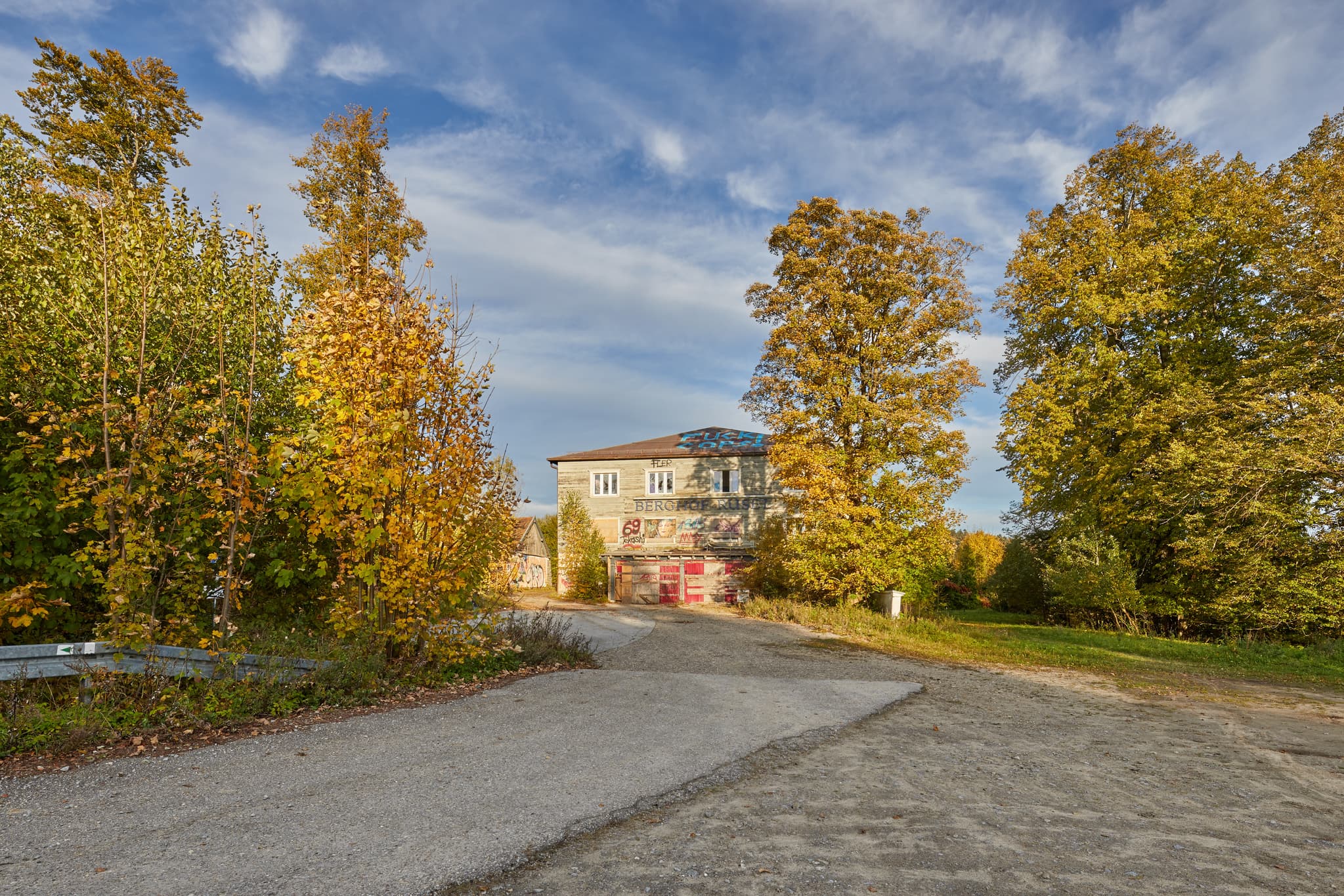 Herbstliche Szene am Berghof Rusel in Schaufling, Landkreis Deggendorf, Niederbayern, Deutschland, Bayerischer Wald mit verfallenen Gebäude und Bäumen.