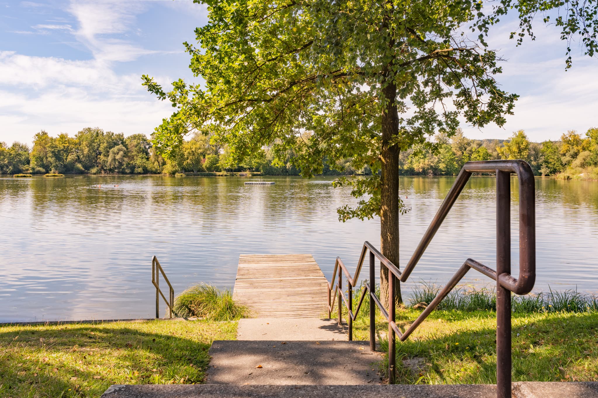 Steg bei Wasserwacht, Waldsee Lago bei Simbach, Kirchdorf am Inn, Landkreis Rottal-Inn, Niederbayern. Beliebter Badesee im Bäderdreieck, Deutschland.