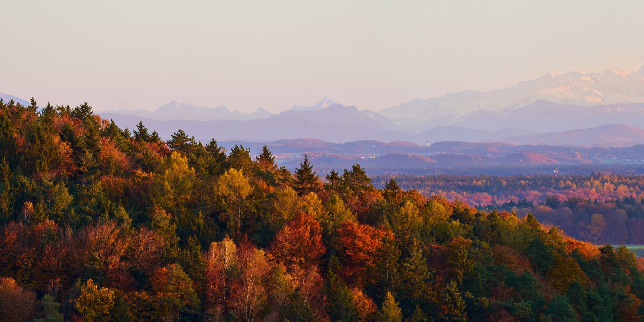 Panorama über Pfaffenberg, Erlbach, Altötting, Oberbayern. Herbstliche Wälder, Hügel und ferne Alpen. Region Inn-Salzach, Deutschland.