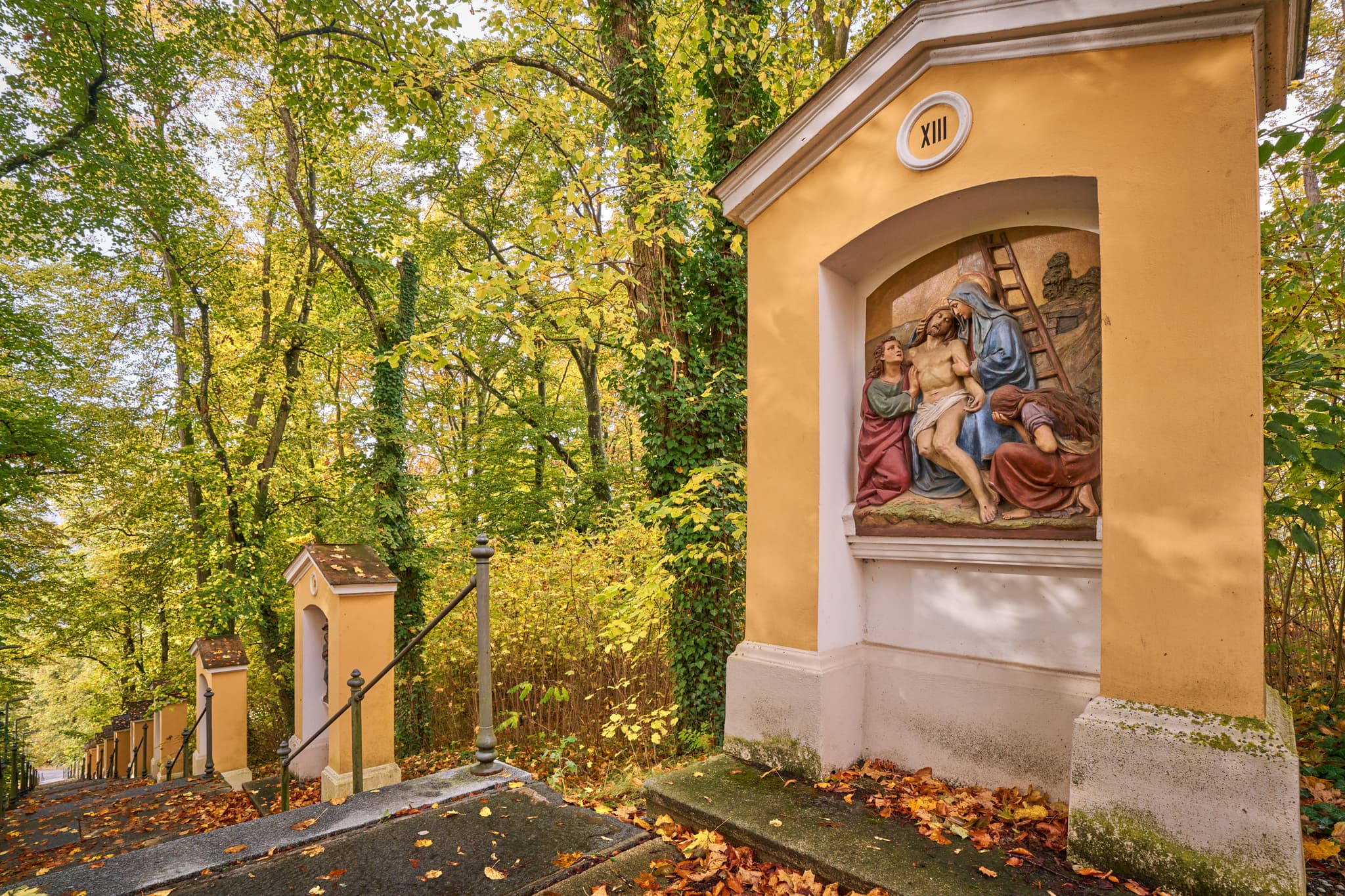 Steiler Kreuzweg / Treppenweg zur Wallfahrtskirche Gartlberg in Pfarrkirchen, Landkreis Rottal-Inn, Niederbayern.