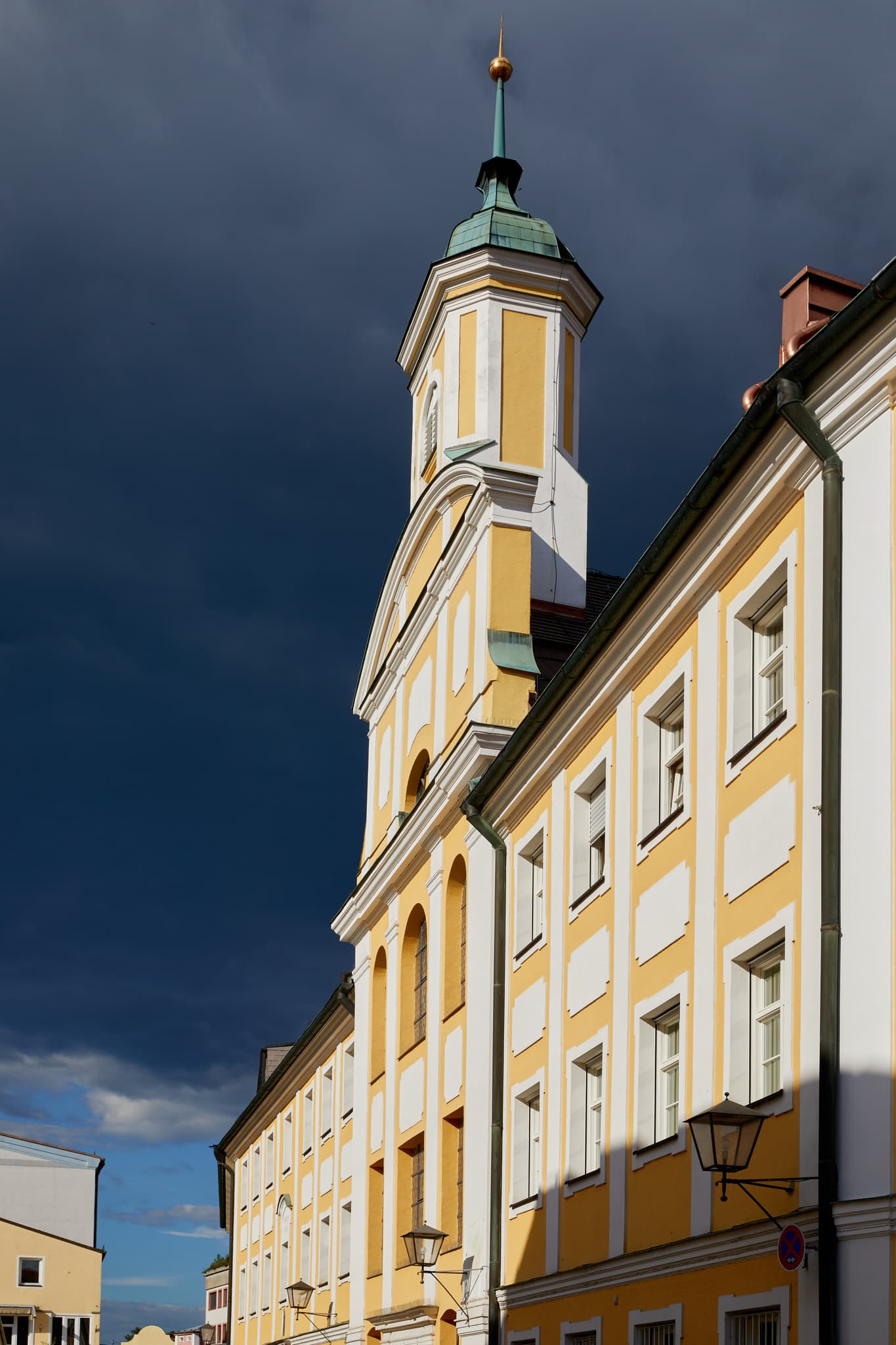 Kirche St. Joseph in Altötting, Landkreis Altötting, Oberbayern, Inn-Salzach. Historische Fassade im Licht.