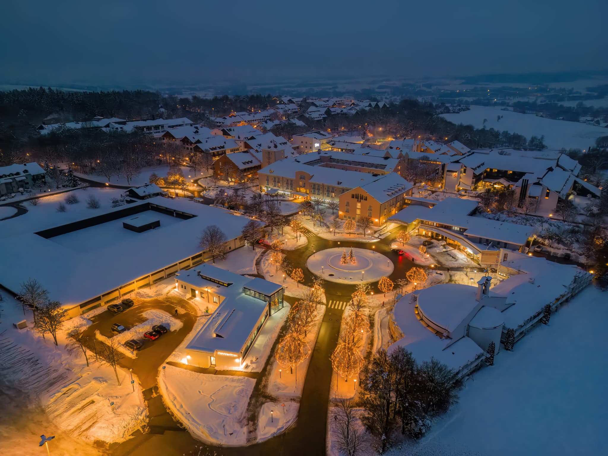 Luftbild der beleuchteten Therme in Bad Griesbach im Landkreis Passau, Niederbayern. Eine winterliche Nachtaufnahme aus der Region Donau-Wald, Deutschland.