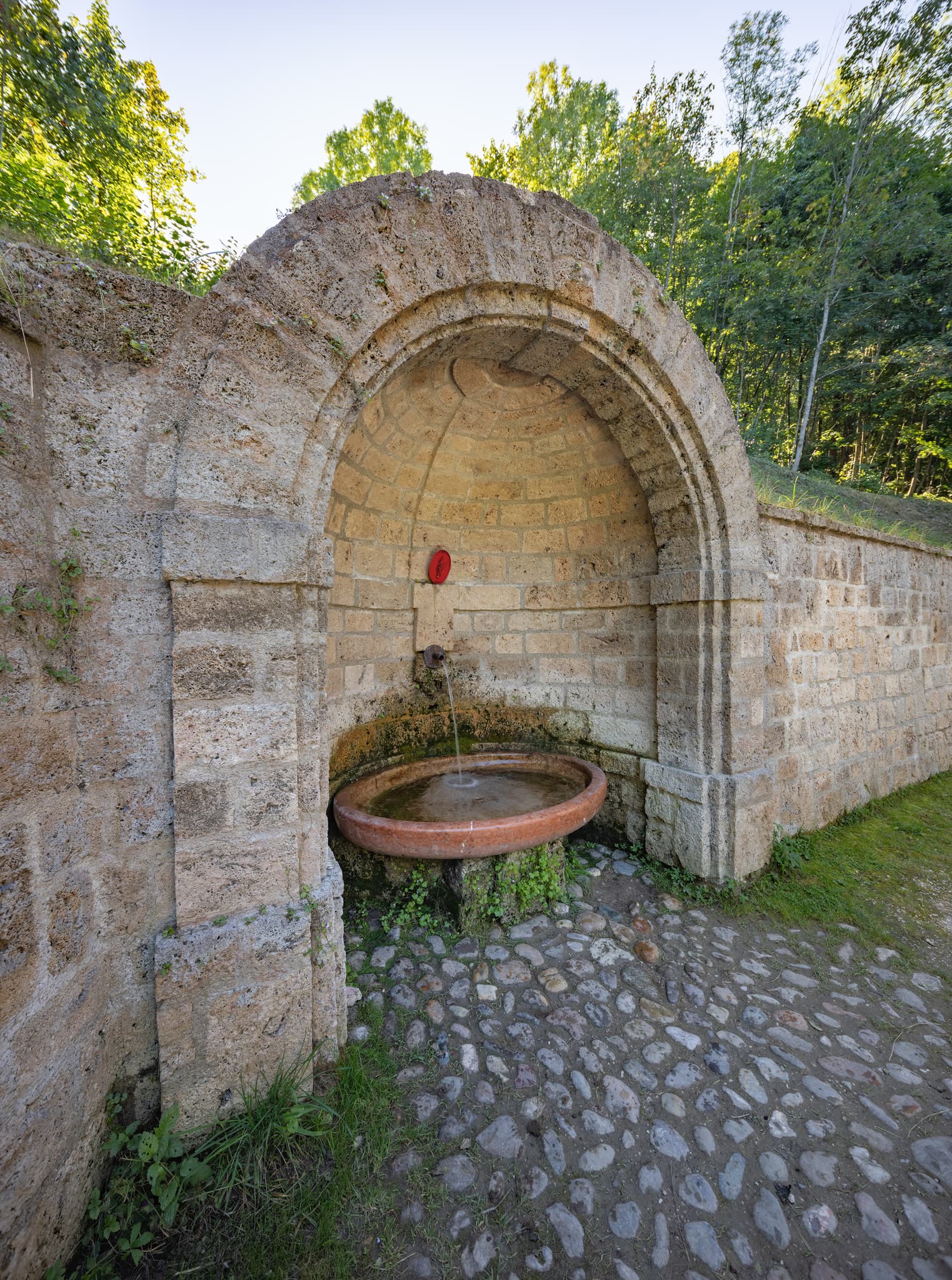 Alter Brunnen bei der Kapelle Maria Brunn in Ponlach, Tittmoning. Gelegen im Landkreis Traunstein, Oberbayern, Deutschland, prägt es die Region Chiemgau.