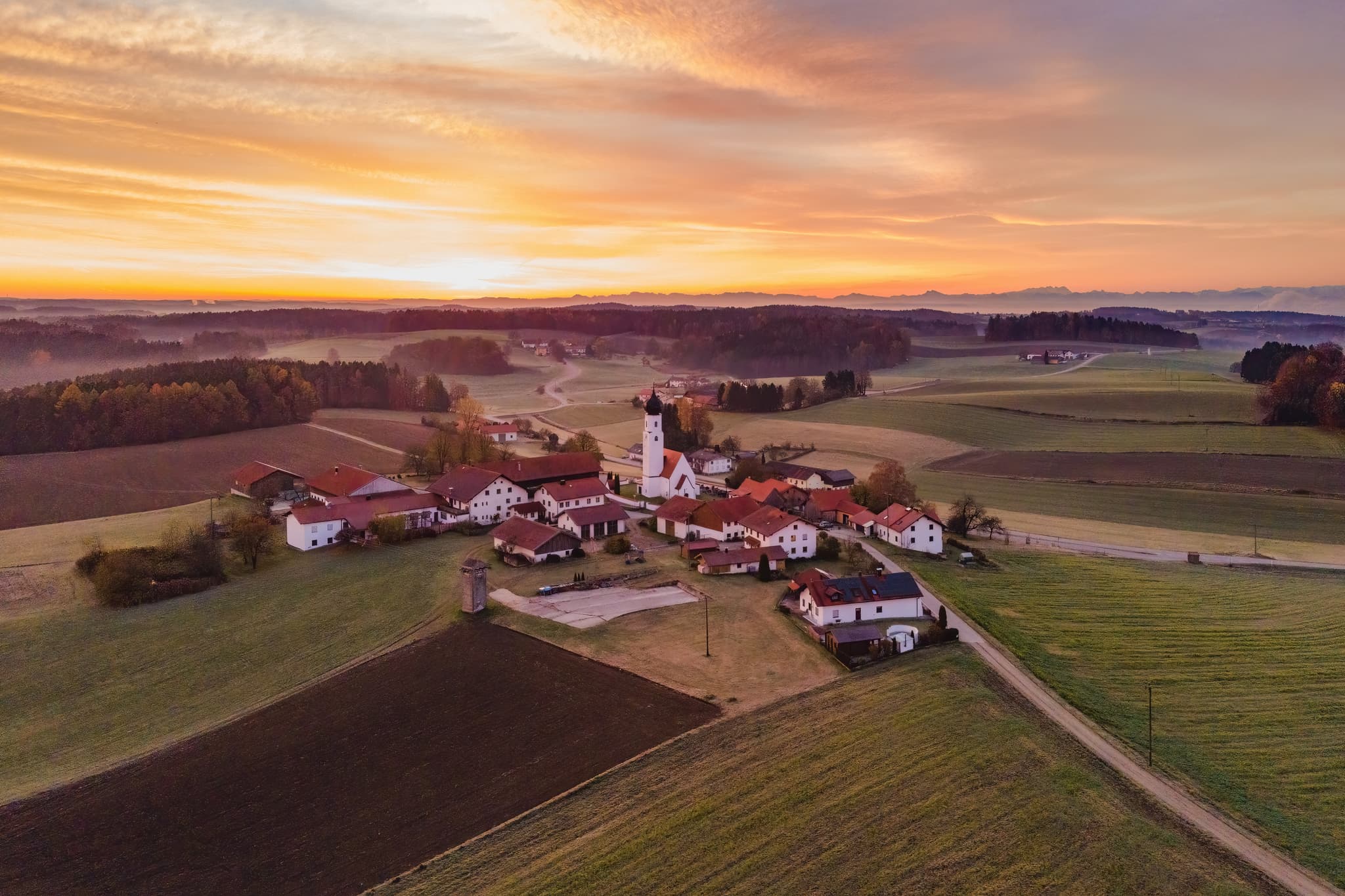 Luftaufnahme von Endlkirchen bei Erlbach im Landkreis Altötting, Oberbayern. Die malerische Landschaft der Region Inn-Salzach in Deutschland.