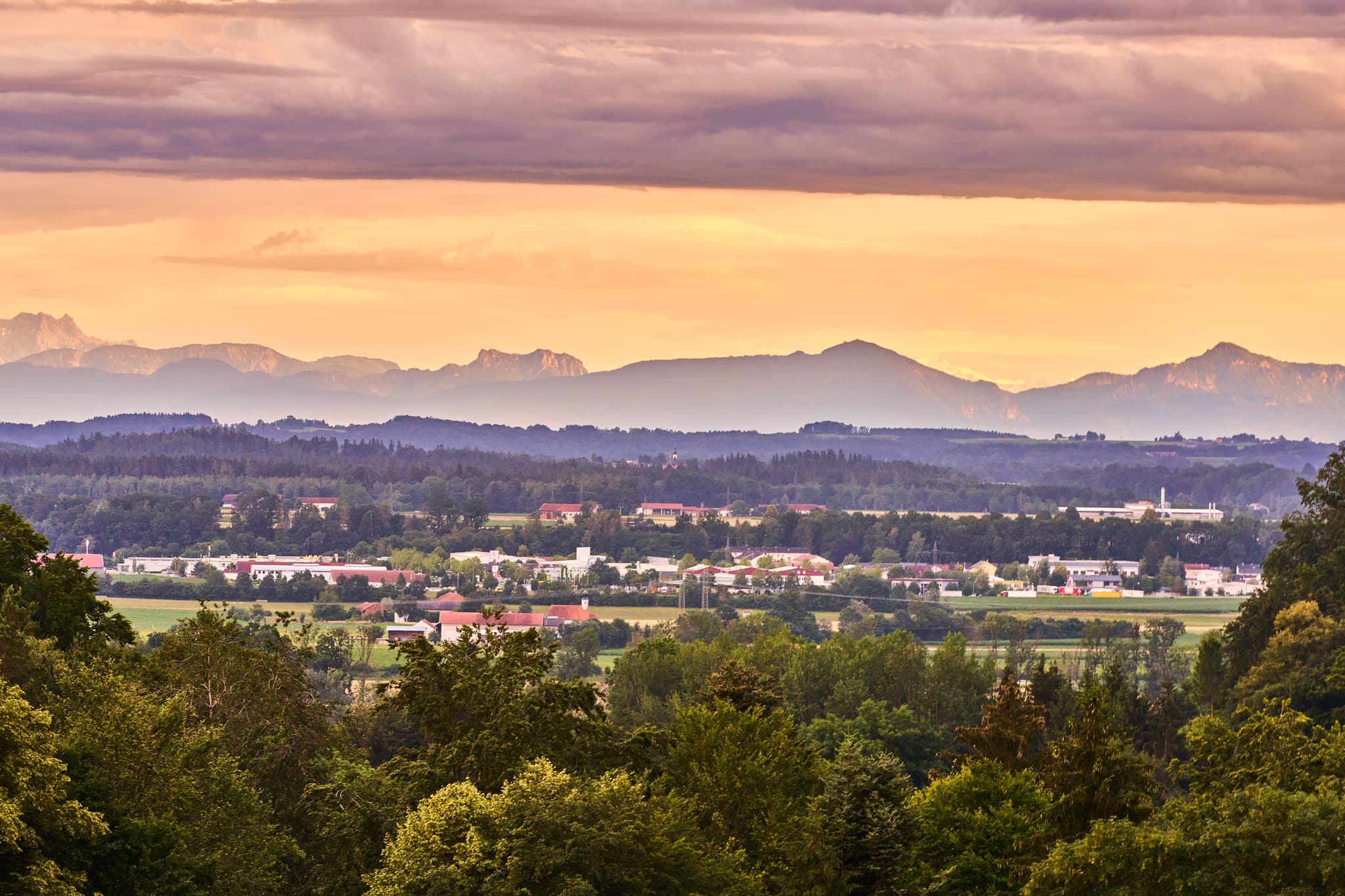 Panoramablick über Unterfriesing bei Reischach, Landkreis Altötting, Oberbayern, Deutschland. Die Inn-Salzach Region bietet weite Landschaft mit Siedlungen.