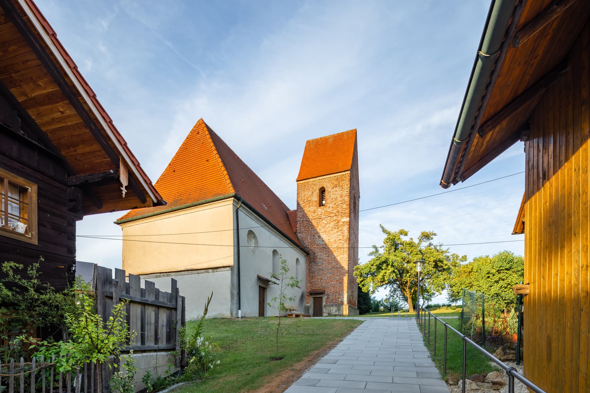 Die Filialkirche St. Stephan in Haarbach, Landkreis Passau, Niederbayern, besticht durch ihre historische Architektur.