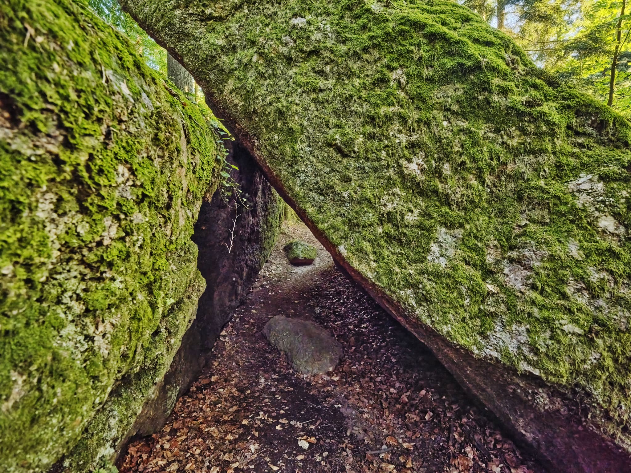 Teufelsfelsen in Bad Griesbach, Landkreis Passau, Niederbayern, Deutschland. Darstellung auf Felsen.