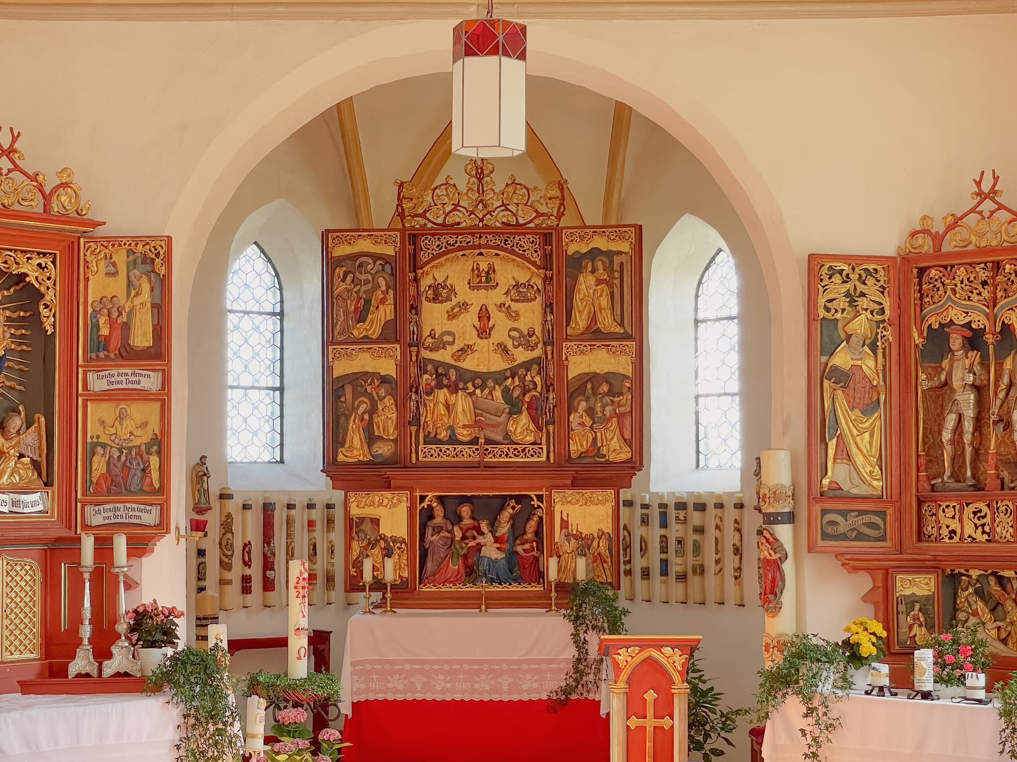 Altarraum der Wallfahrtskirche Mariä Himmelfahrt, Guteneck, Johanniskirchen, Rottal-Inn. Hauptaltar, Seitenaltäre. Niederbayern, Holzland, Deutschland.