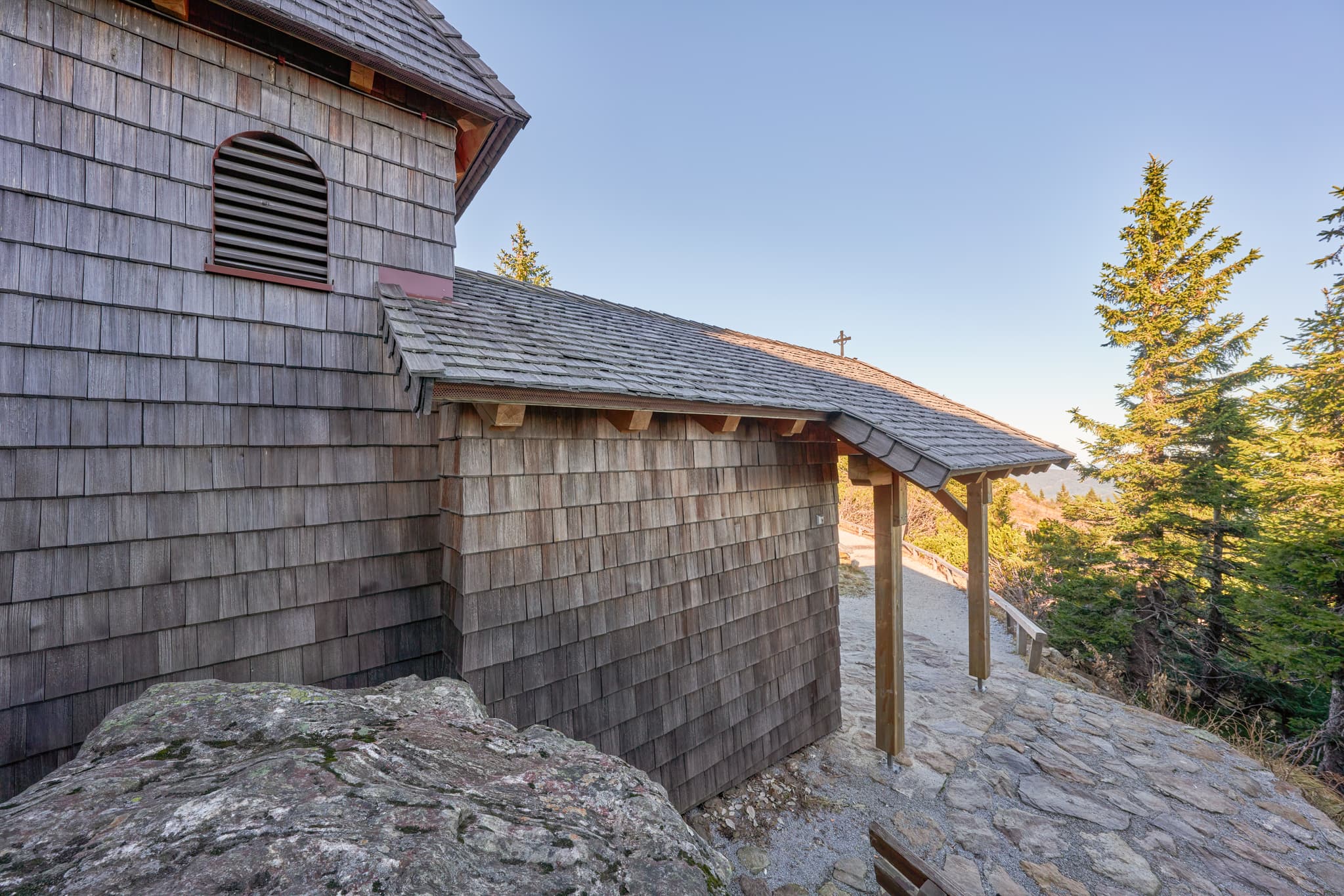 Bergkapelle am Großen Arber, Bayerisch Eisenstein, Regen, Niederbayern, Bayerischer Wald nahe Bodenmais, Deutschland, Berglandschaft mit Gedenktafeln.