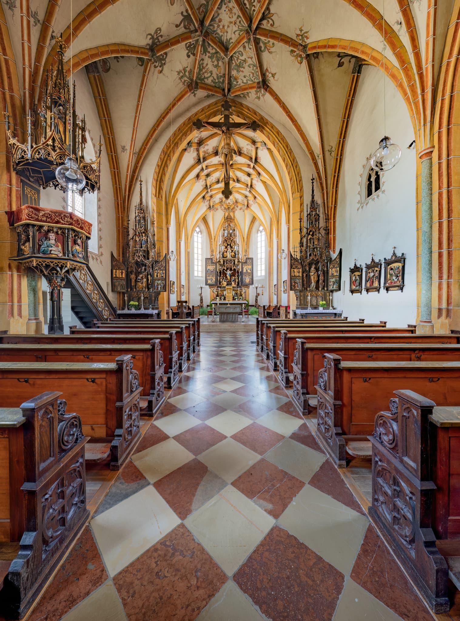 Pfarrkirche Maria Himmelfahrt in Karpfham, einem Ortsteil von Bad Griesbach im Landkreis Passau, Niederbayern, Deutschland.