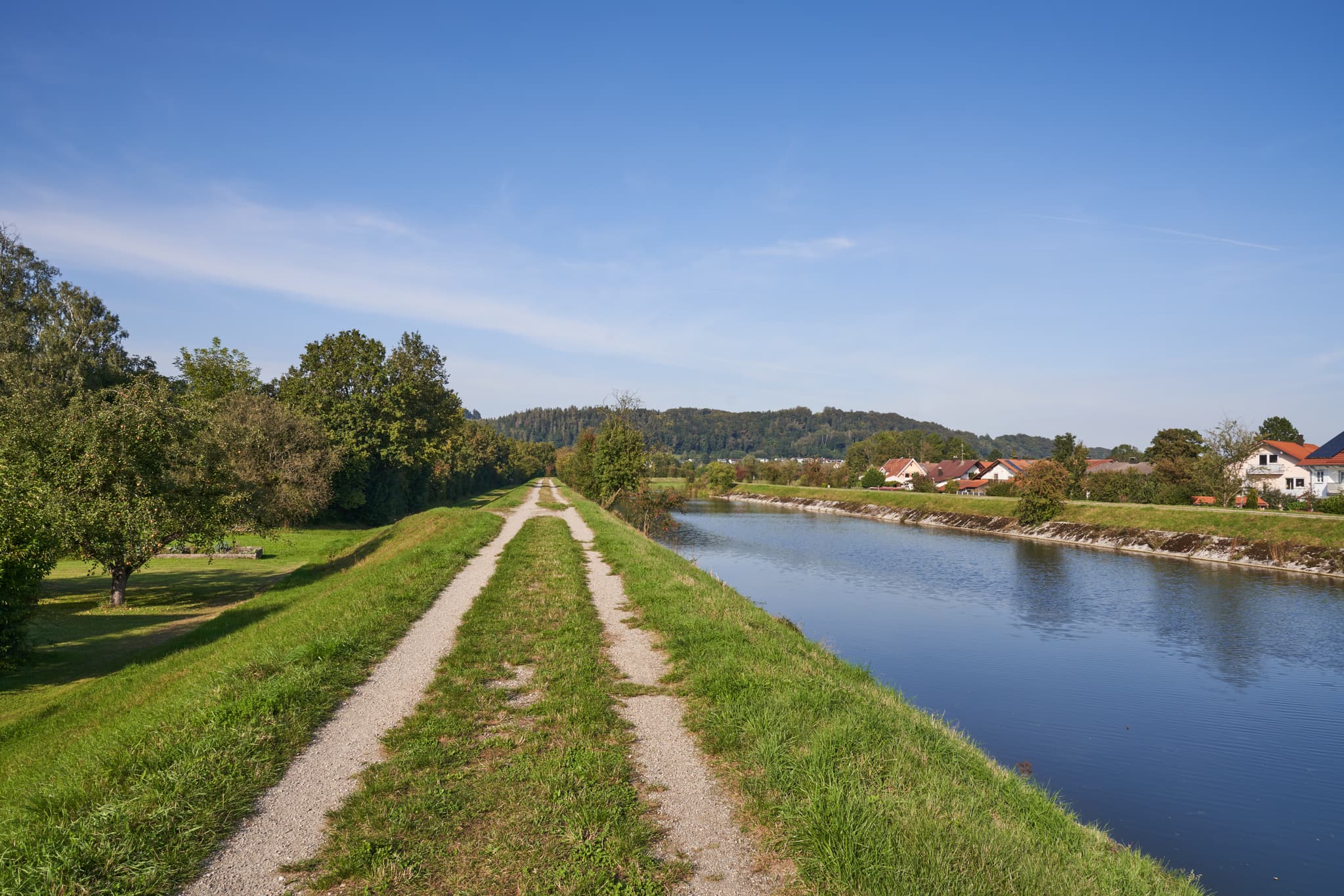 Weg entlang der Isen bei Kronberg, Winhöring, Altötting, Oberbayern, Inn-Salzach, Deutschland. Klare Aufnahme der bayerischen Landschaft.