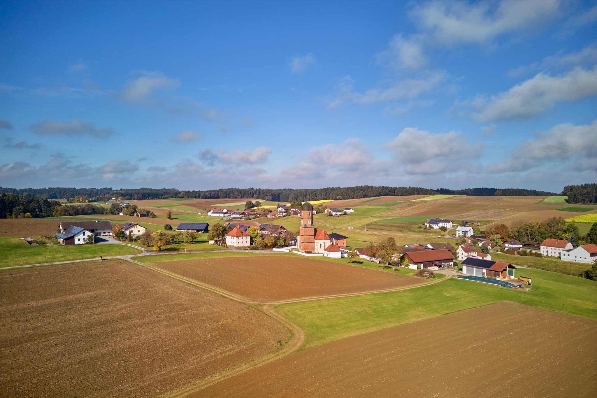 Luftbild von St. Koloman Kirchlein in Wurmannsquick nach Martinskirchen, Rottal-Inn, Niederbayern. Das Holzland in Deutschland zeigt typische Felder und Wiesen.