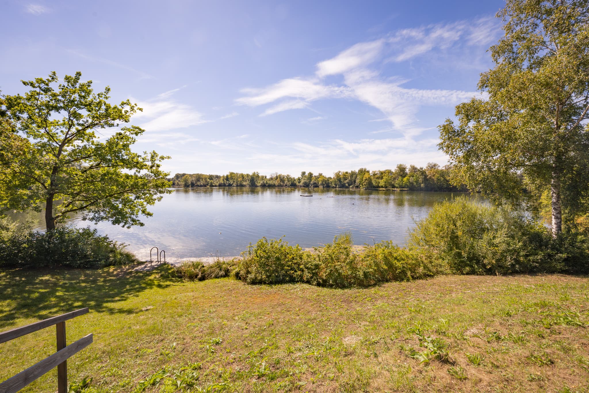 Waldsee Lago im Sommer, Kirchdorf am Inn, Landkreis Rottal-Inn, Niederbayern, Deutschland. Idyllische Naturlandschaft im Bäderdrieck zur Erholung.