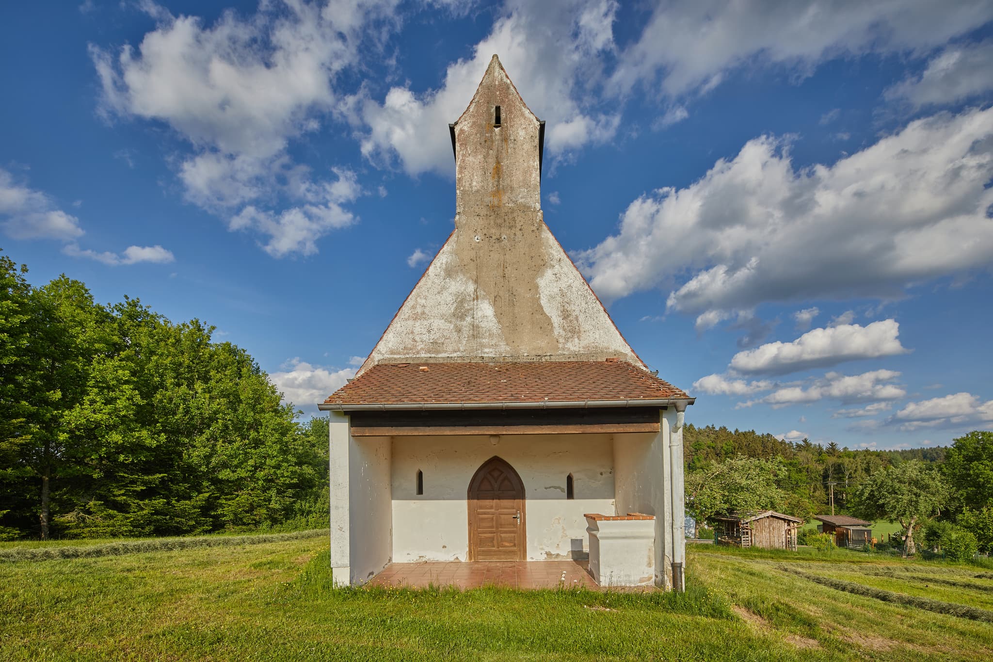 Kapelle, Schoßbecker Kirche in Pleiskirchen, Altötting, Oberbayern, Inn-Salzach, Bayern, Deutschland. Landwirtschaftliche Landschaft. Gebäude, ländlicher Raum.