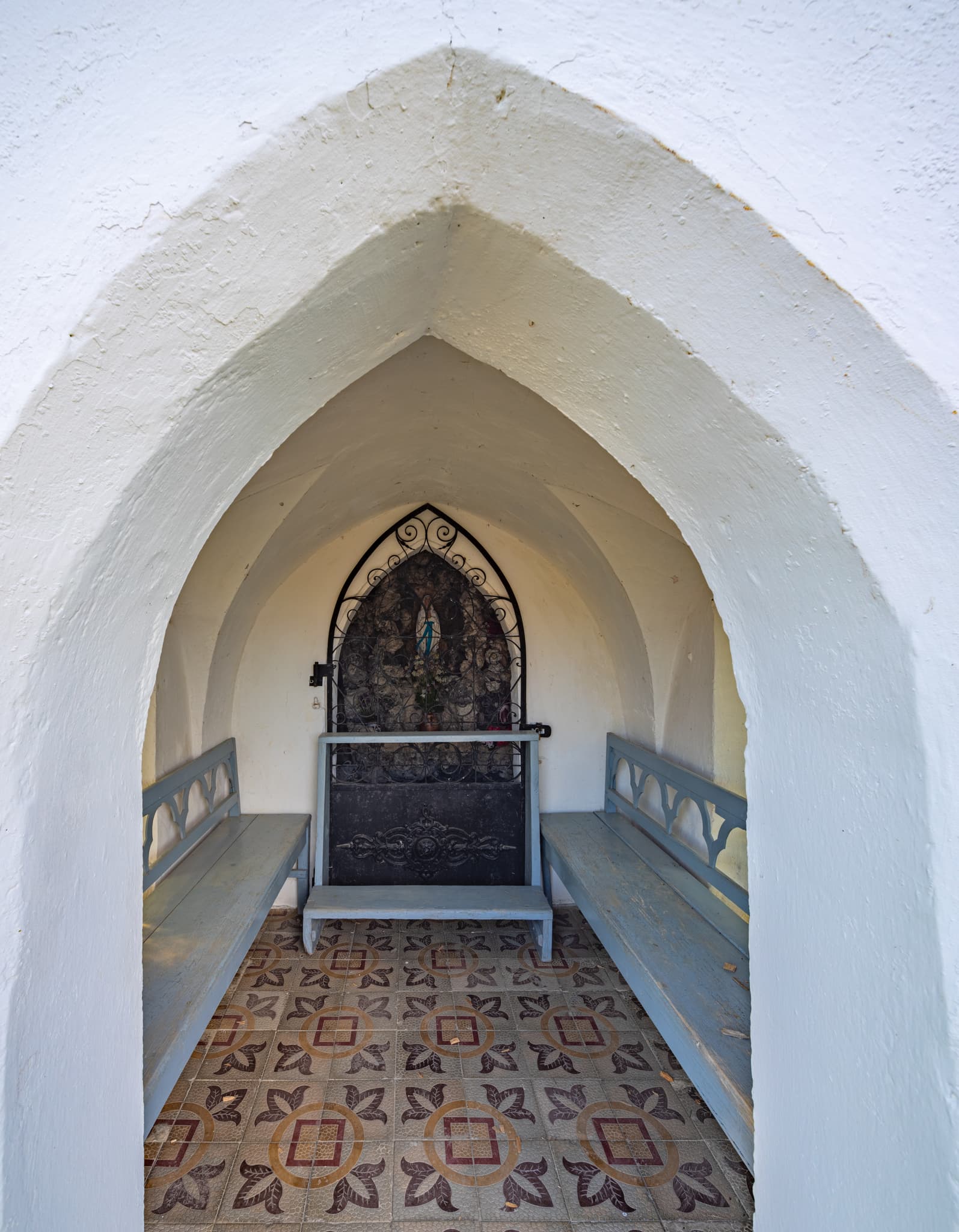 Bild einer kleinen Kapelle in Albersberg, Gemeinde Pleiskirchen, Altötting, Oberbayern, Holzland, Bayern, Deutschland. Kapelle ländlicher Umgebung mit Feldern.