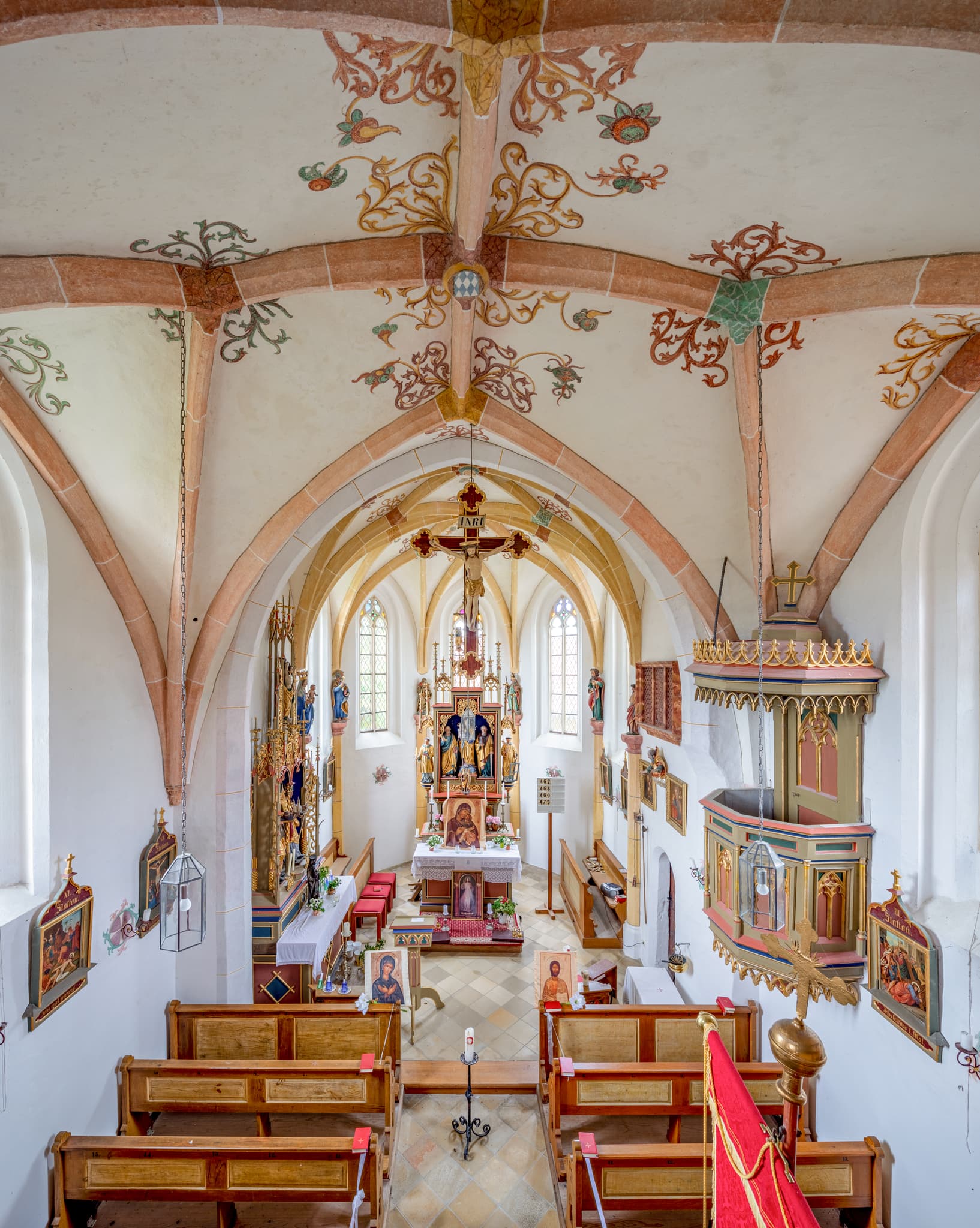 Die Filialkirche Maria Unbefleckte Empfängnis in Neukirchen an der Alz, Landkreis Altötting, Oberbayern, besticht durch ihre Inneneinrichtung.