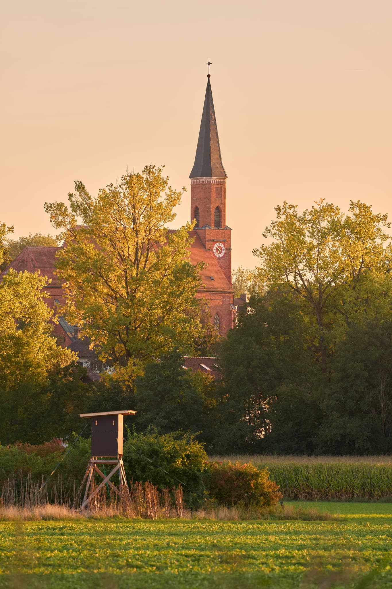 Kirche St. Emmeram, Hebertsfelden, Rottal-Inn, Niederbayern, Deutschland. Idyllische Landschaft im Holzland am Rott Kanal mit Feldern, Bäumen und Ansitz .