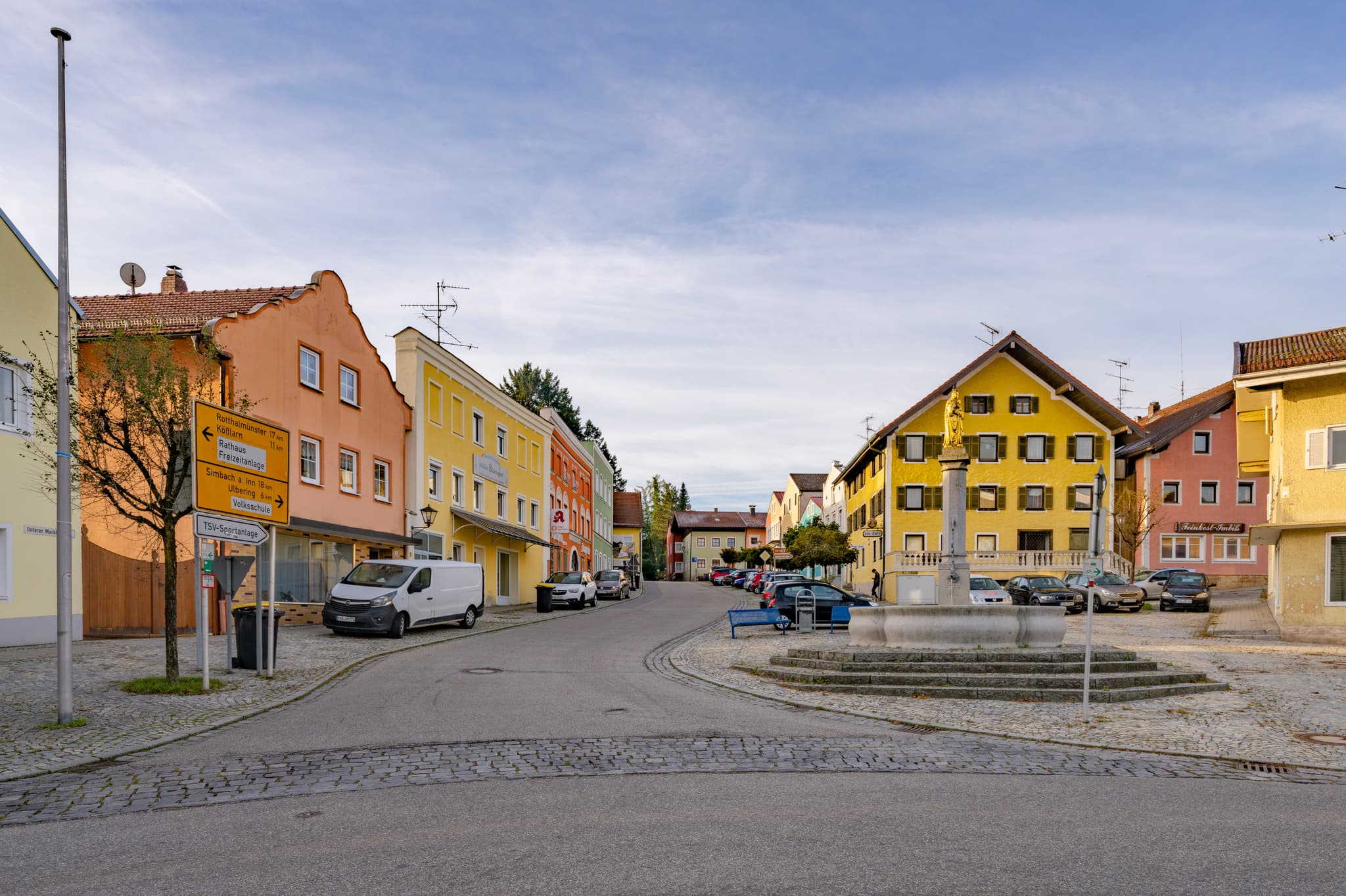 Marktplatz in Triftern, Landkreis Rottal-Inn, Niederbayern, Holzland, Bäderdrieck, Bayern, Deutschland. Bild zeigt den Ortsmittelpunkt mit Brunnen und Kirche.