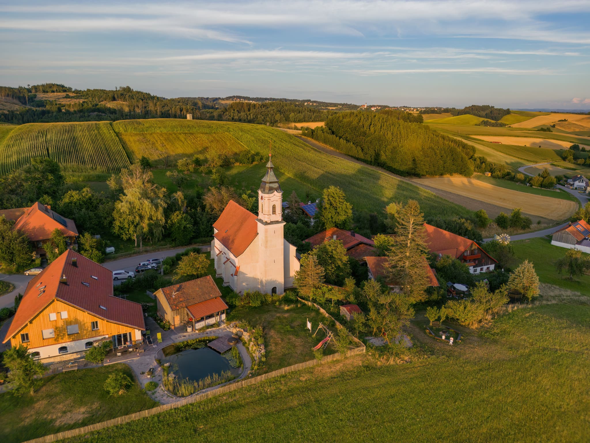 Entdecken Sie die malerische Wallfahrtskirche St. Wolfgang im Luftbild, idyllisch in Bad Griesbach, Landkreis Passau, Niederbayern. Ein Juwel im Bäderdreieck.