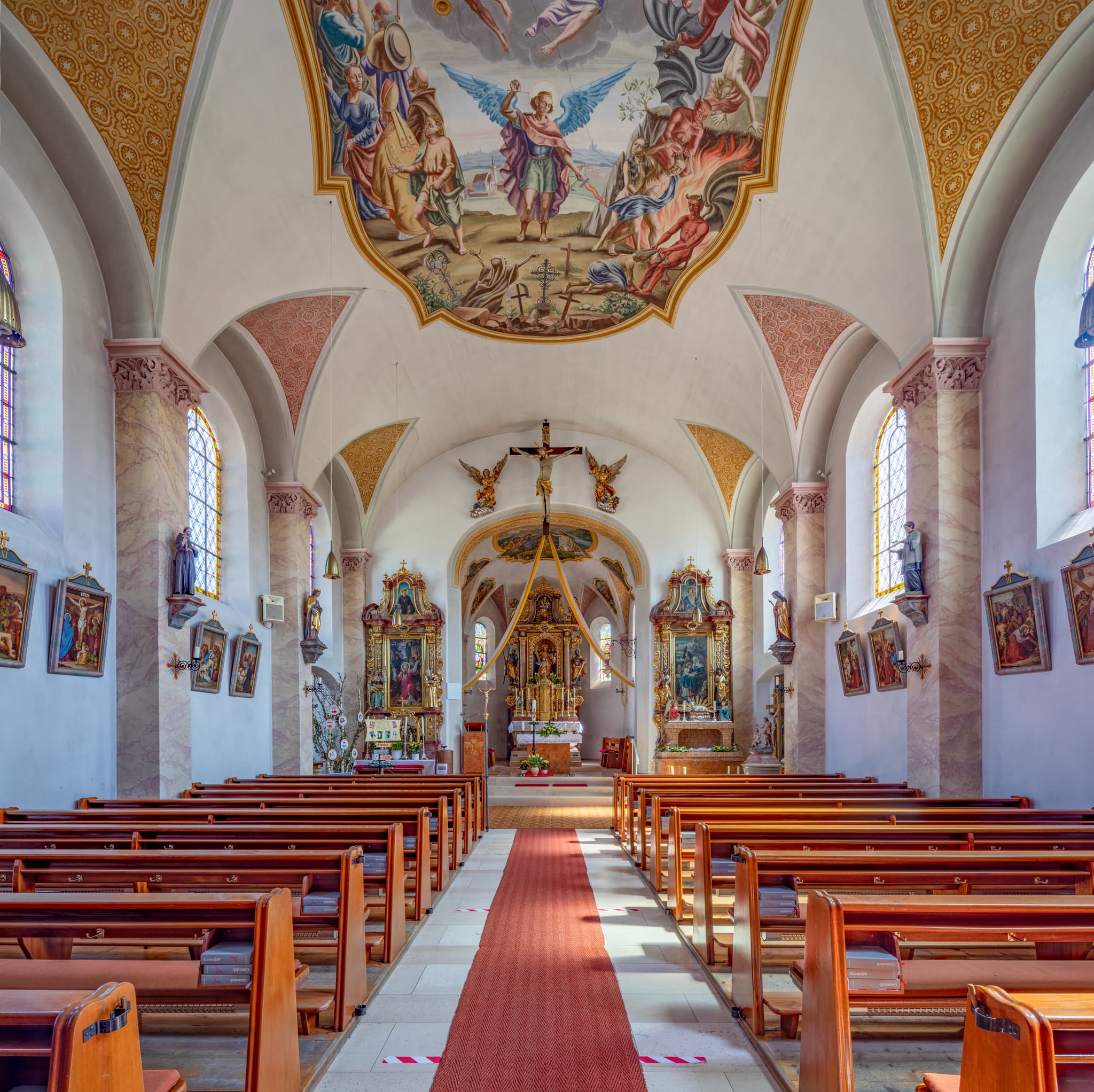 Innenansicht der Pfarrkirche St. Peter und Paul in Erlbach, Altötting, Oberbayern. Das historische Gotteshaus liegt in der Region Inn-Salzach, Deutschland.
