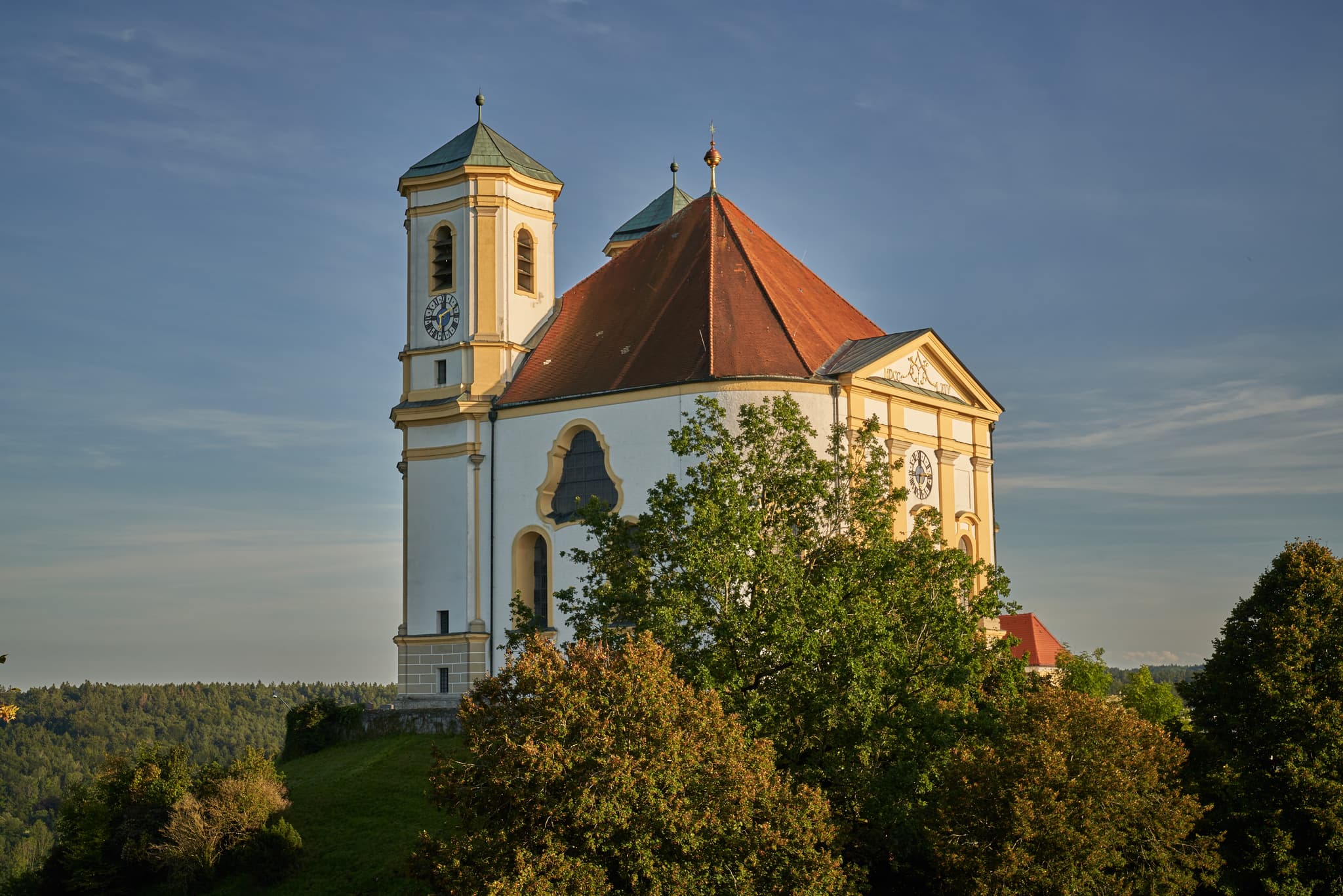 Ansicht der Wallfahrtskirche St. Maria Himmelfahrt auf dem Marienberg in Burghausen, Landkreis Altötting, Oberbayern, Region Inn-Salzach, Deutschland.