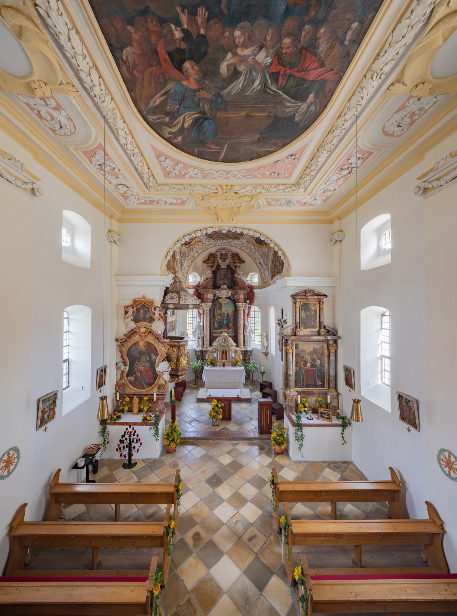 Kirche Maria Heimsuchung in Langwinkl, Gemeinde Bayerbach, Landkreis Rottal-Inn, Niederbayern, Holzland, Bäderdrieck. Kirche mit angrenzendem Vorplatz.