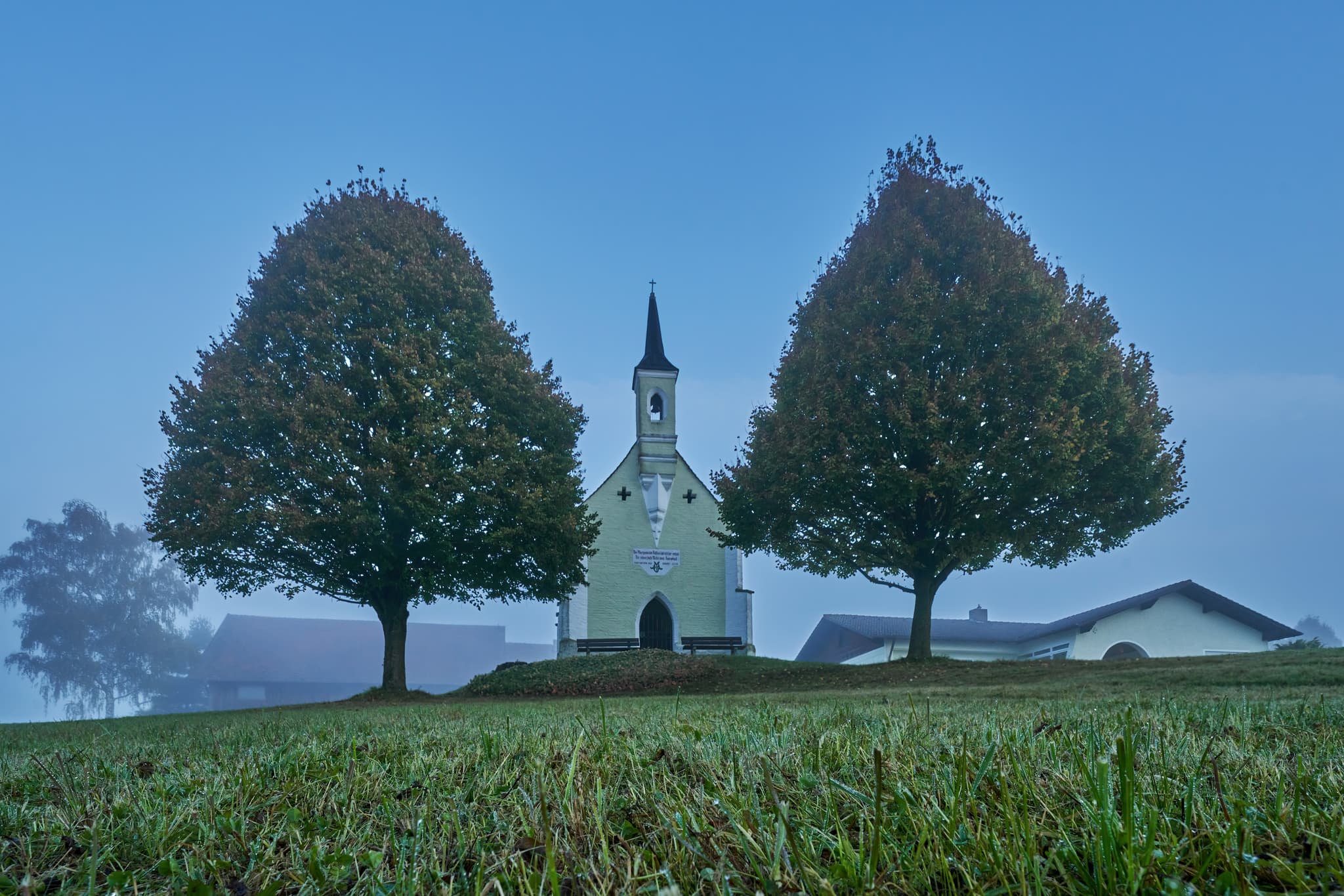 Die malerische Leithenkapelle in Kößlarn, Landkreis Passau, Niederbayern, ist ein idyllisches Fotomotiv im Herzen des Bäderdreiecks in Deutschland.