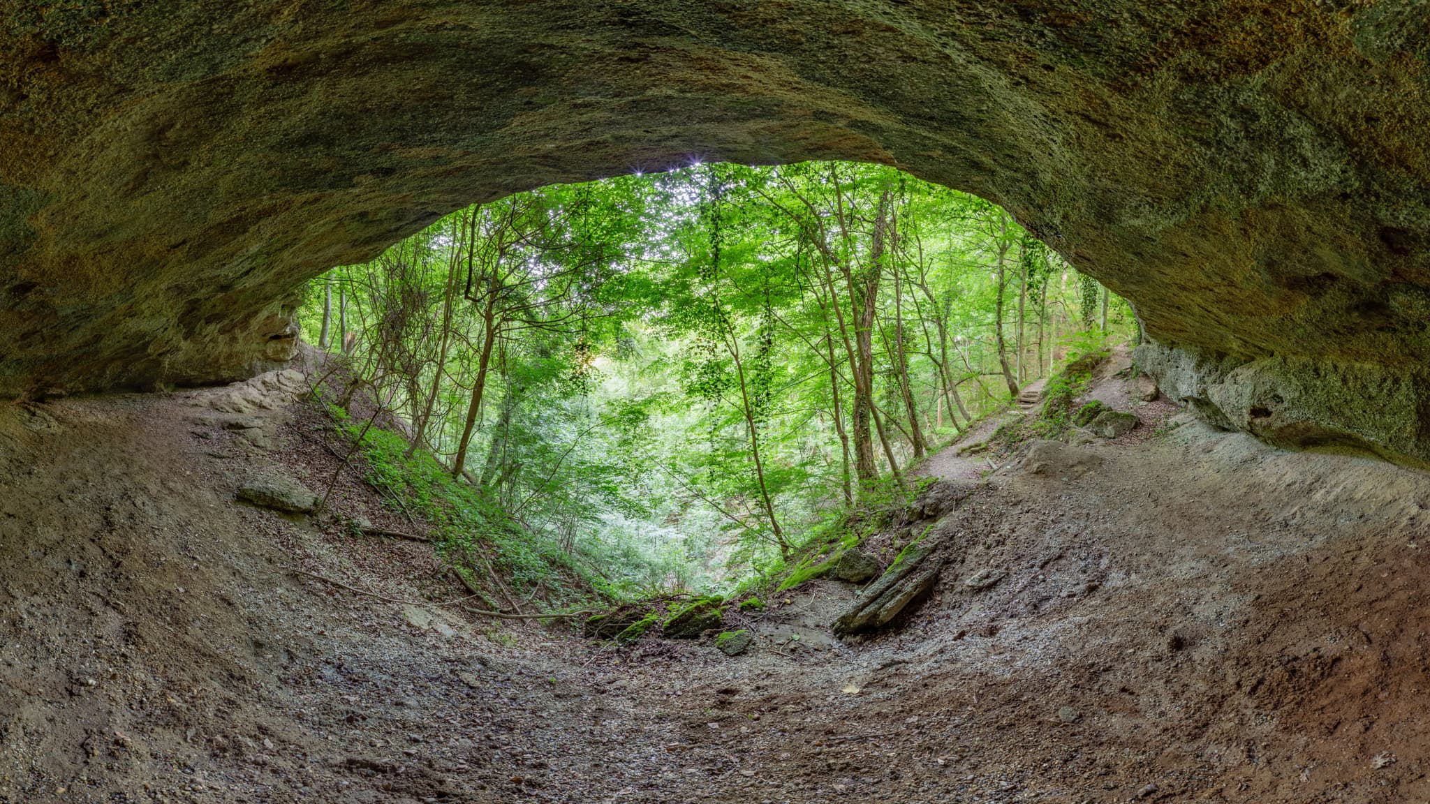 Die Leonberg Bärenhöhle in Marktl, Landkreis Altötting, ist eine faszinierende Natursehenswürdigkeit in der Region Inn-Salzach, Oberbayern, Deutschland.