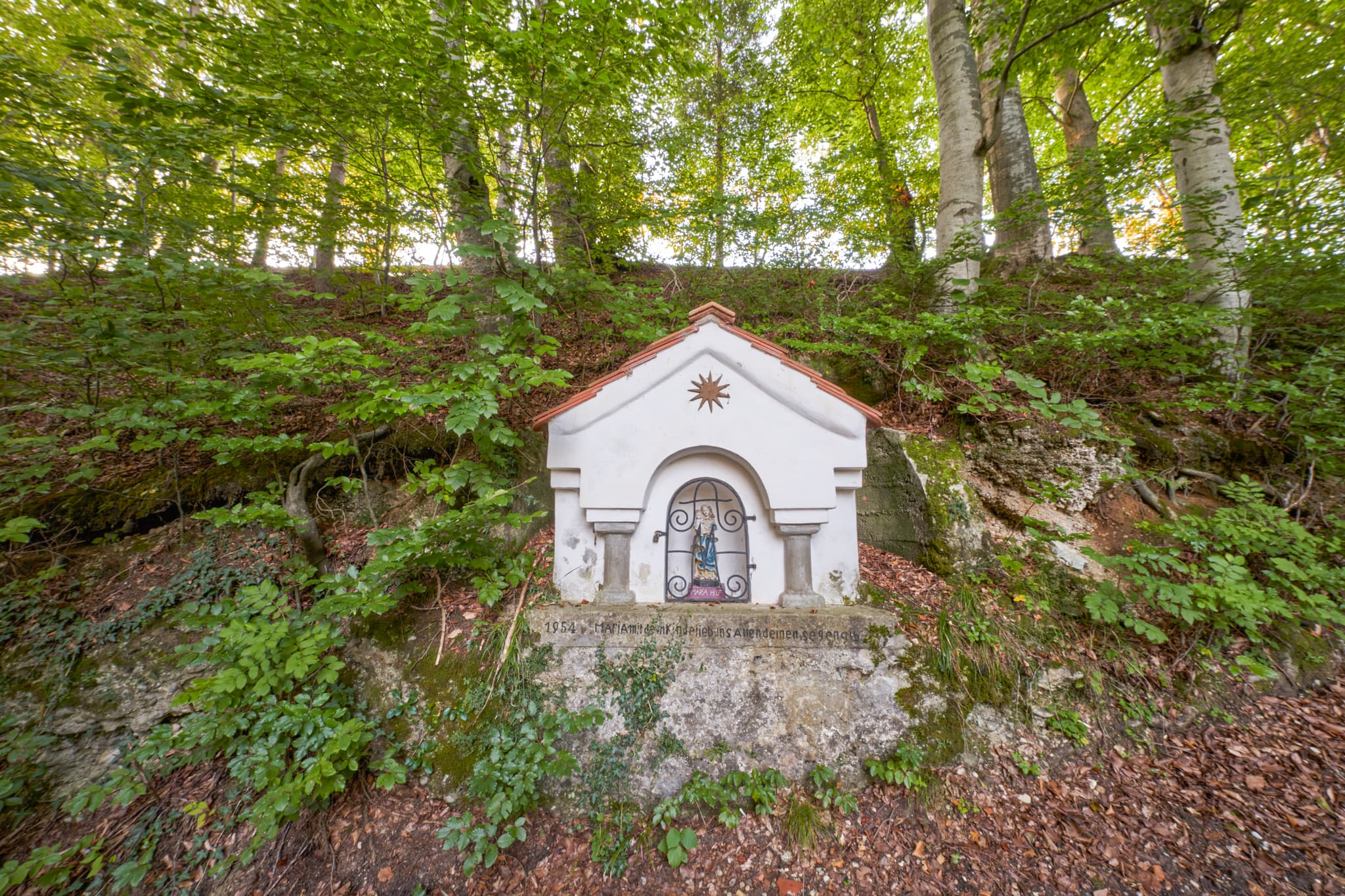 Einheimische nennen sie Klaffl-Kapelle, Kastl im Landkreis Altötting, Oberbayern. Es handelt sich lt. Inschrift um einen Marien-Bildstock aus dem Jahr 1954.