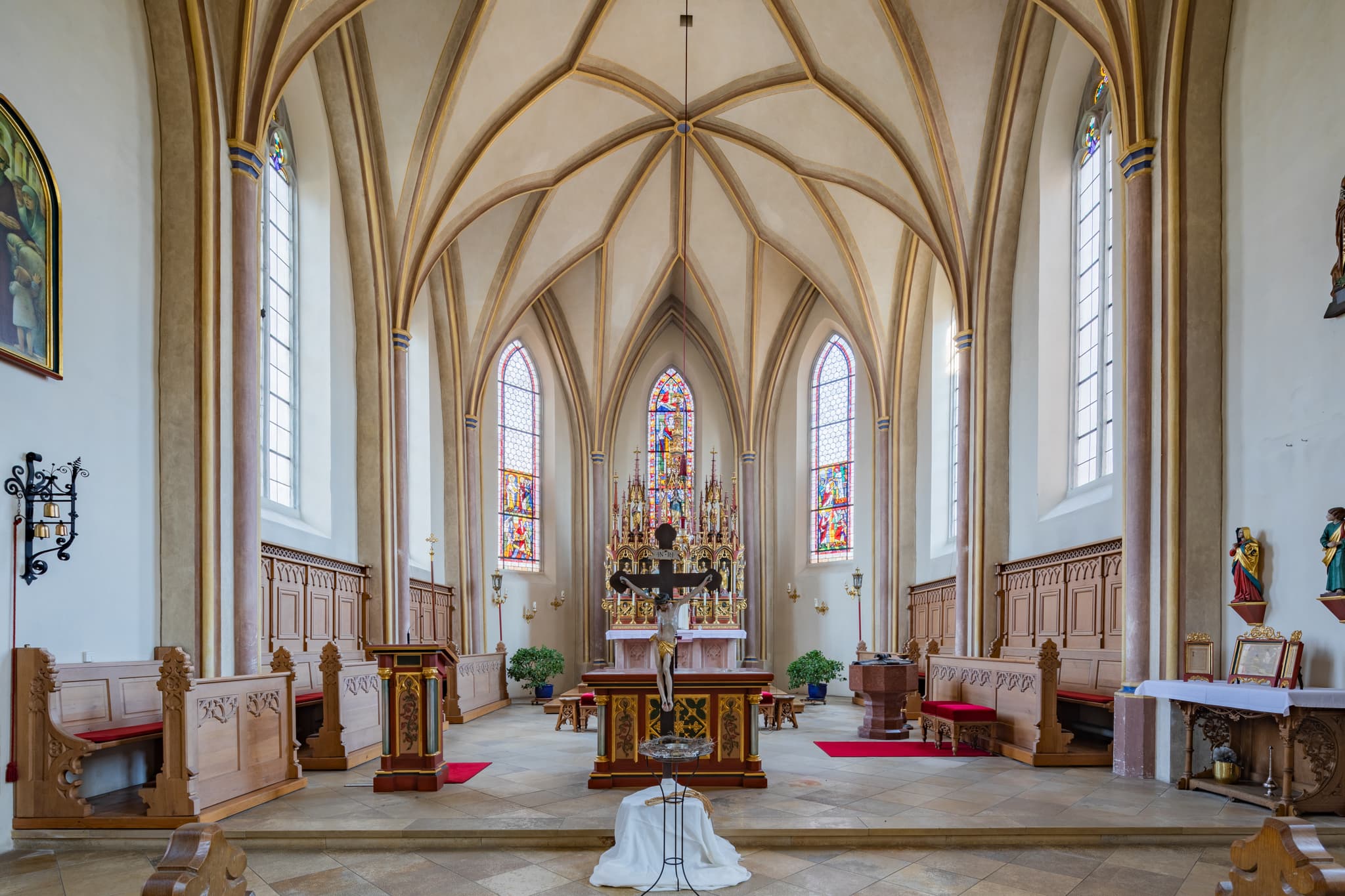 Pfarrkirche St. Stephan in Massing, Altarraum, Innenansicht, Gemeinde Massing, Landkreis Rottal-Inn, Niederbayern, Holzland, Bayern, Deutschland.