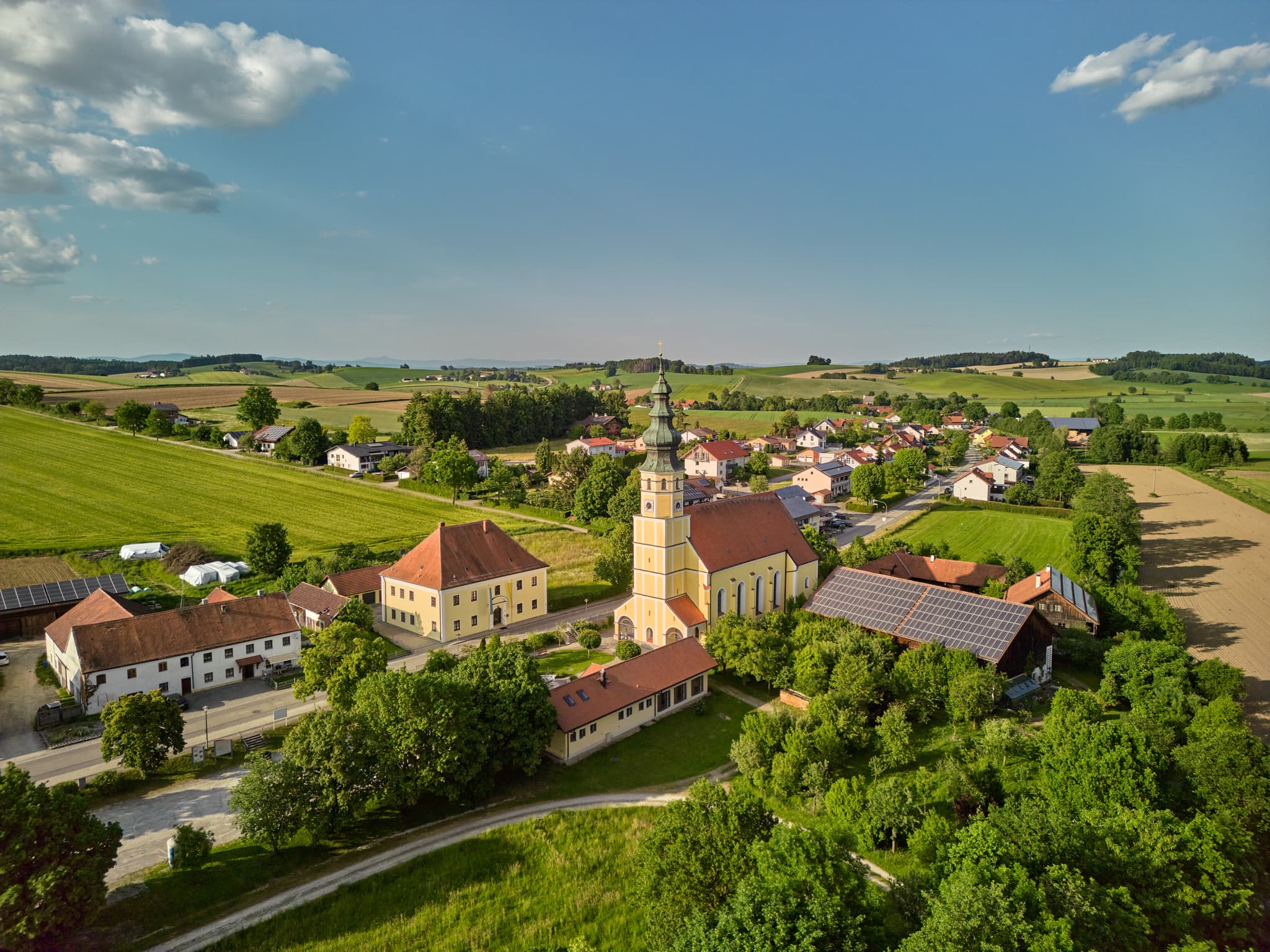 Luftbild der Wallfahrtskirche Mariä Himmelfahrt in Sammarei, Gemeinde Ortenburg, Landkreis Passau, Niederbayern, Region Donau-Wald. Ein bedeutsames Pilgerziel.