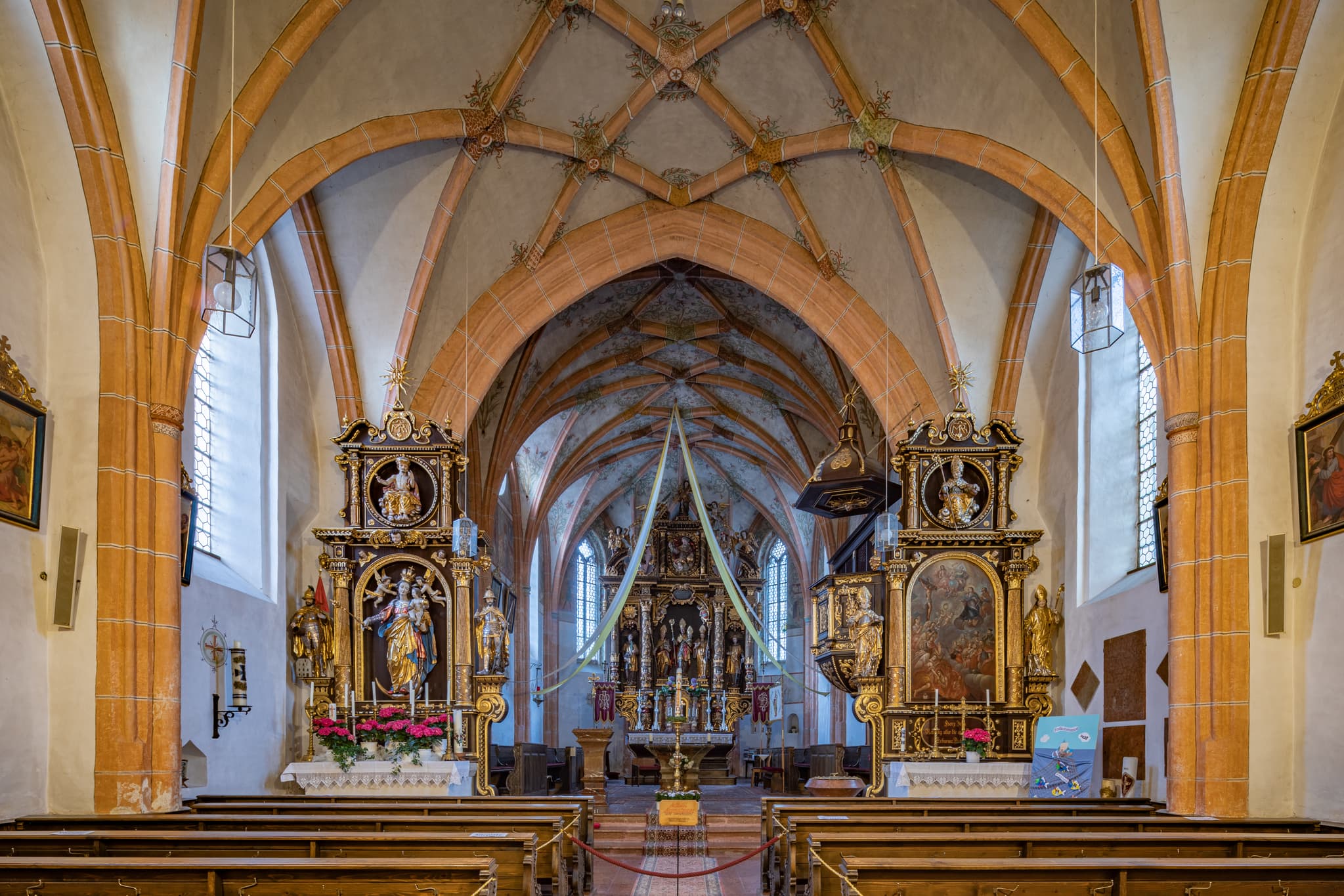 Die Pfarrkirche St. Alban in Taubenbach, Landkreis Rottal-Inn, Bayern, besticht durch ihre Architektur und Ausstattung. Besuchen Sie diese sehenswerte Kirche.