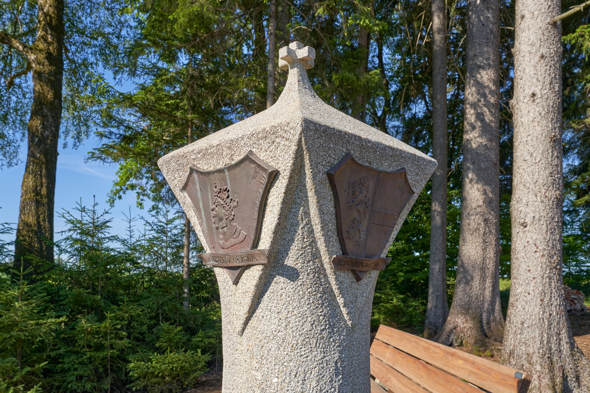 Bild zeigt einen Diozesangrenzstein des Bistums Freising, Rregensburg, Passau, Salzburg in Ramprecht, Massing, Rottal-Inn, Niederbayern, Holzland, Deutschland.