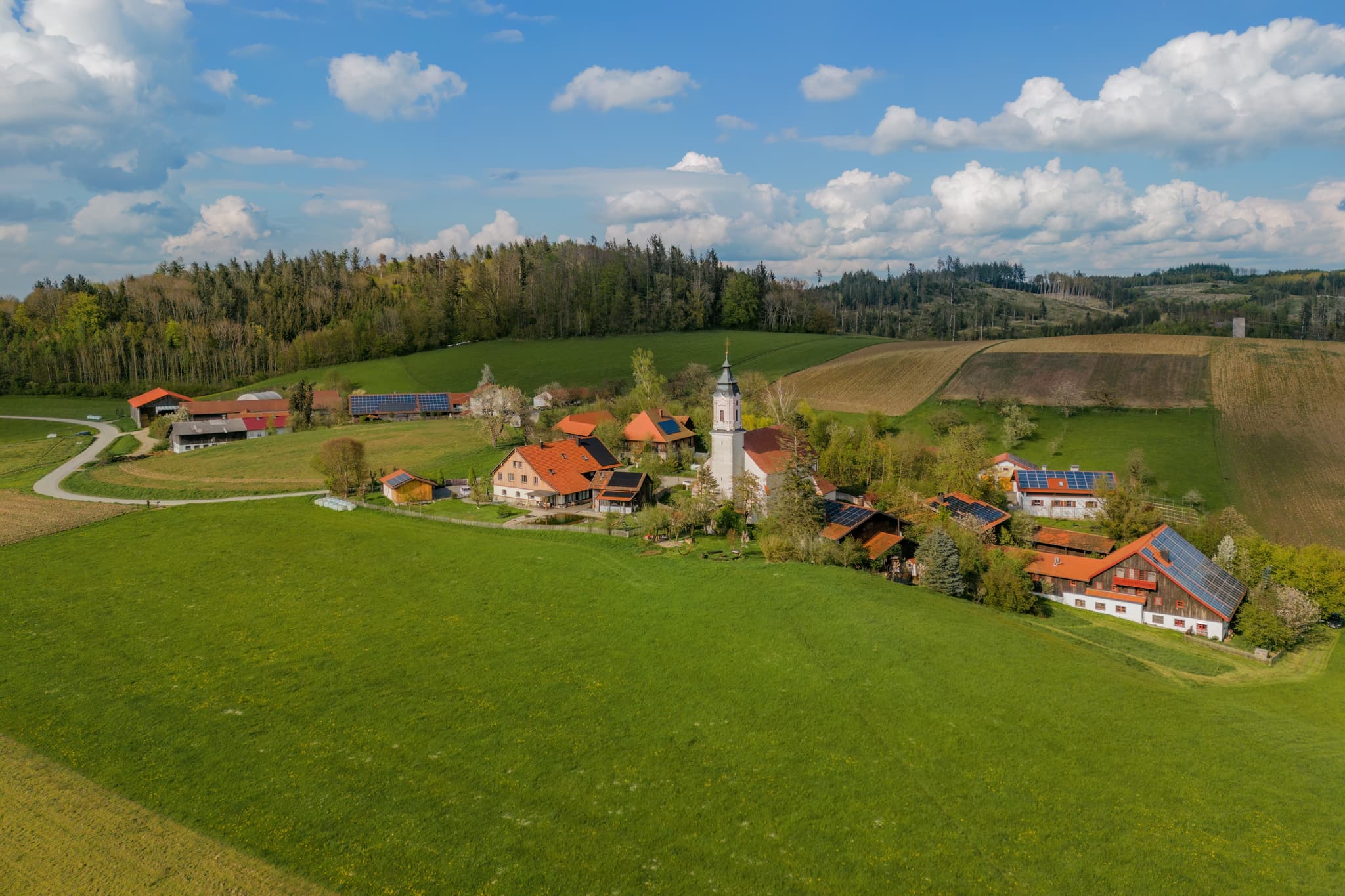 Luftbild der malerischen Ortsansicht St. Wolfgang bei Bad Griesbach im Landkreis Passau, Niederbayern.