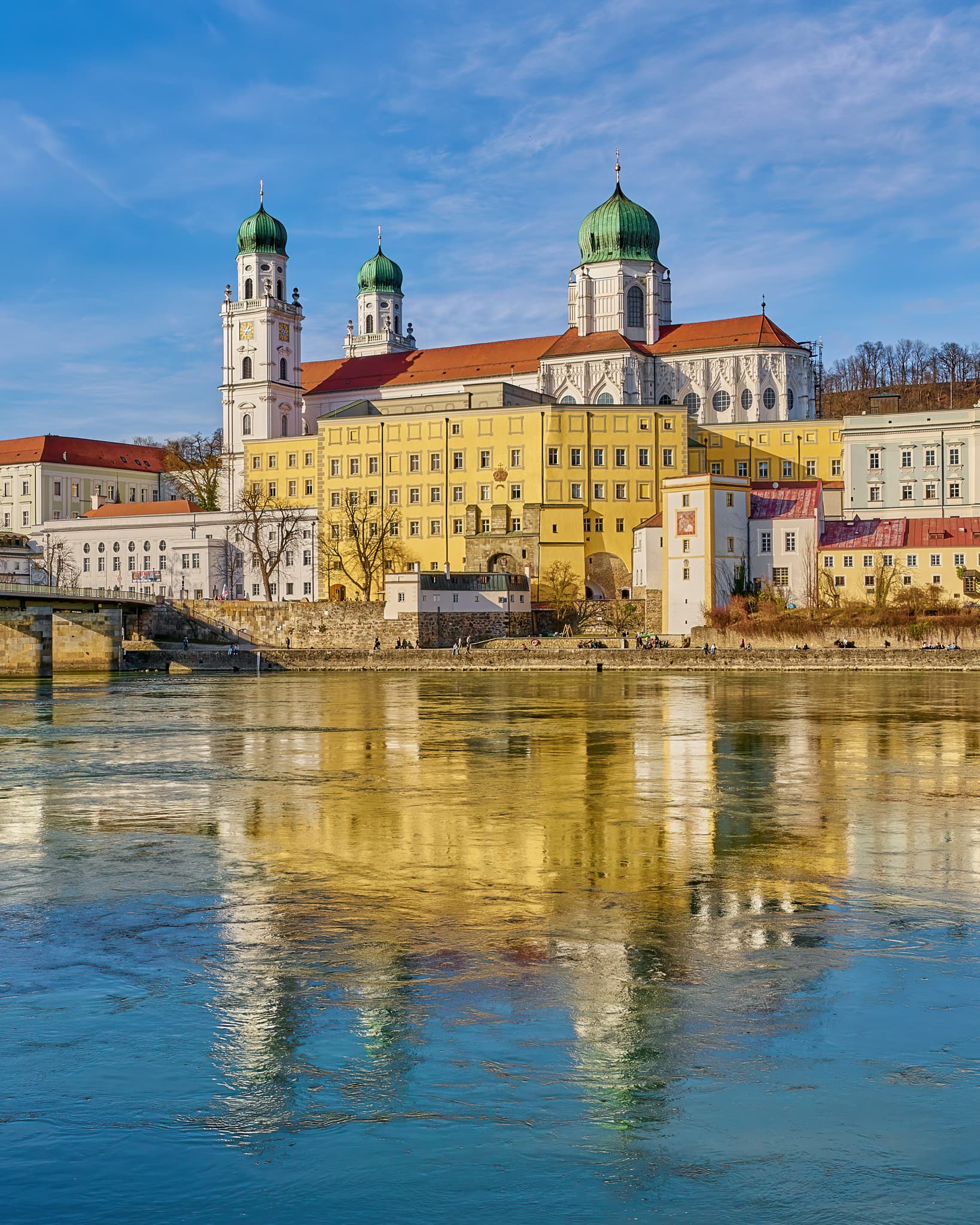 Blick von der Innstadt entlang der Bahnlinie am Inn auf Passau, Niederbayern, Regierungsbezirk Niederbayern, Region Donau-Wald, Deutschland.