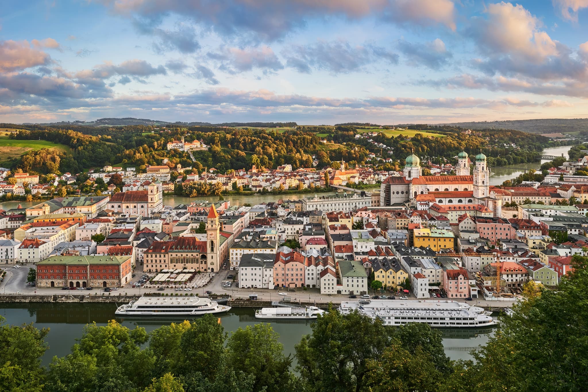 Blick von Veste Oberhaus über Dreiflüssestadt Passau in Niederbayern, Deutschland. Altstadt liegt zwischen Donau, Inn, Ilz, umgeben von Hügeln des Donau-Walds.