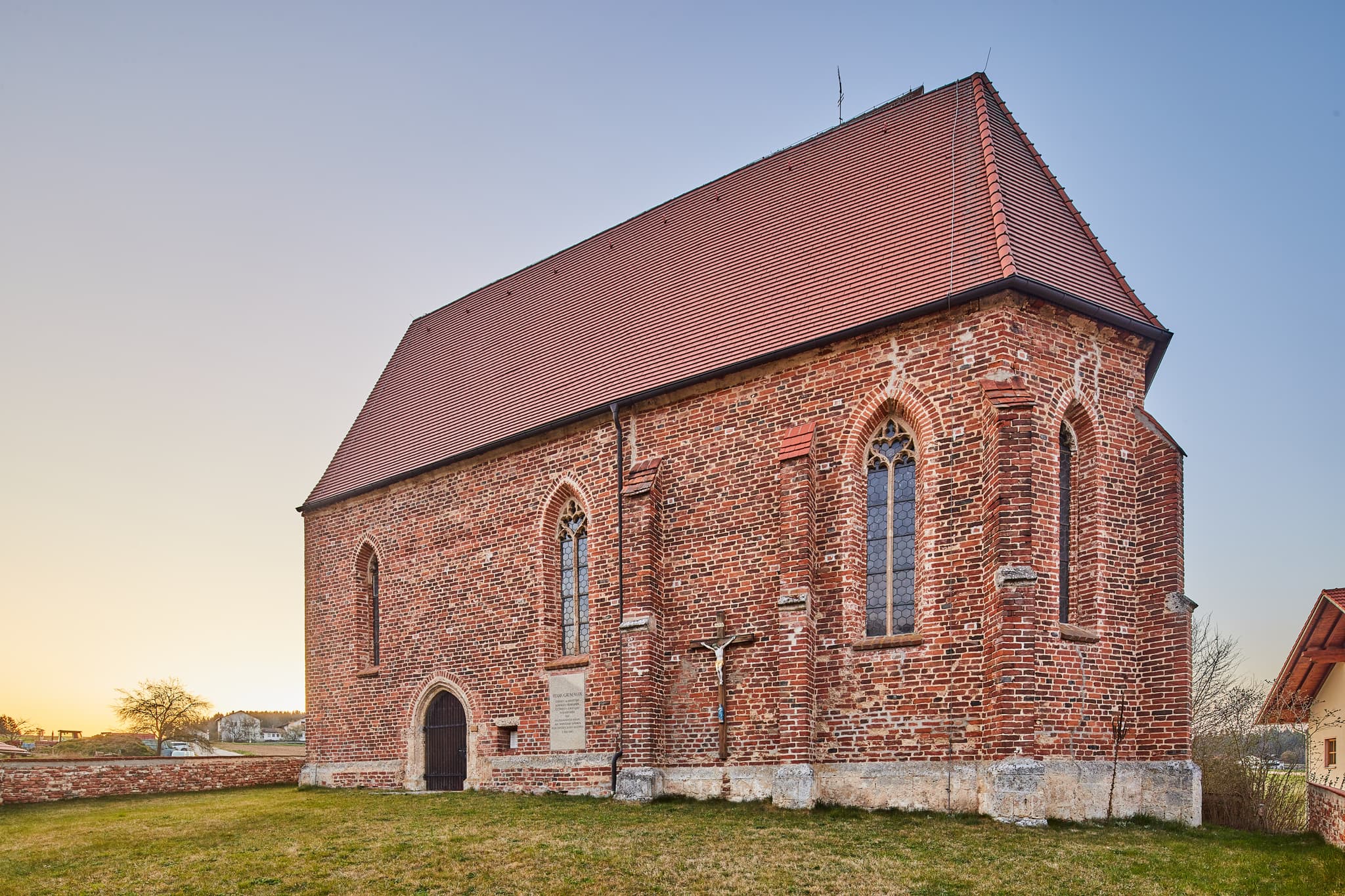 Die historische Backsteinkirche Die Filialkirche St. Johannes der Täufer in Gehersdorf, Zeilarn, Landkreis Rottal-Inn, Niederbayern.