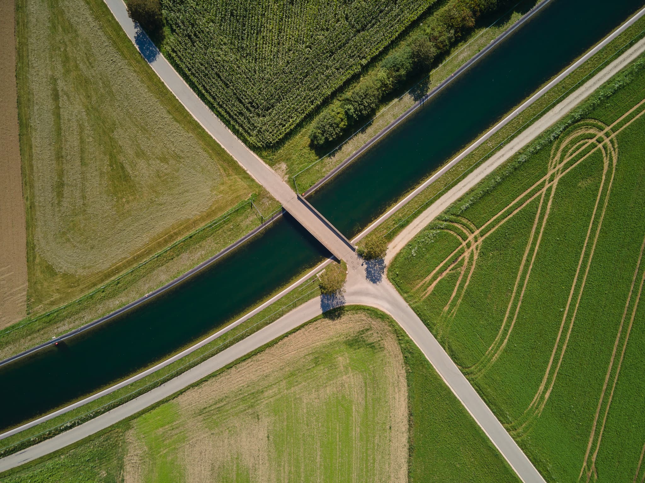 Alzkanal, Pilgerweg Wolfgangweg in Mehring, Altötting, Oberbayern. Die ländliche Szenerie in der Region Inn-Salzach, Deutschland.