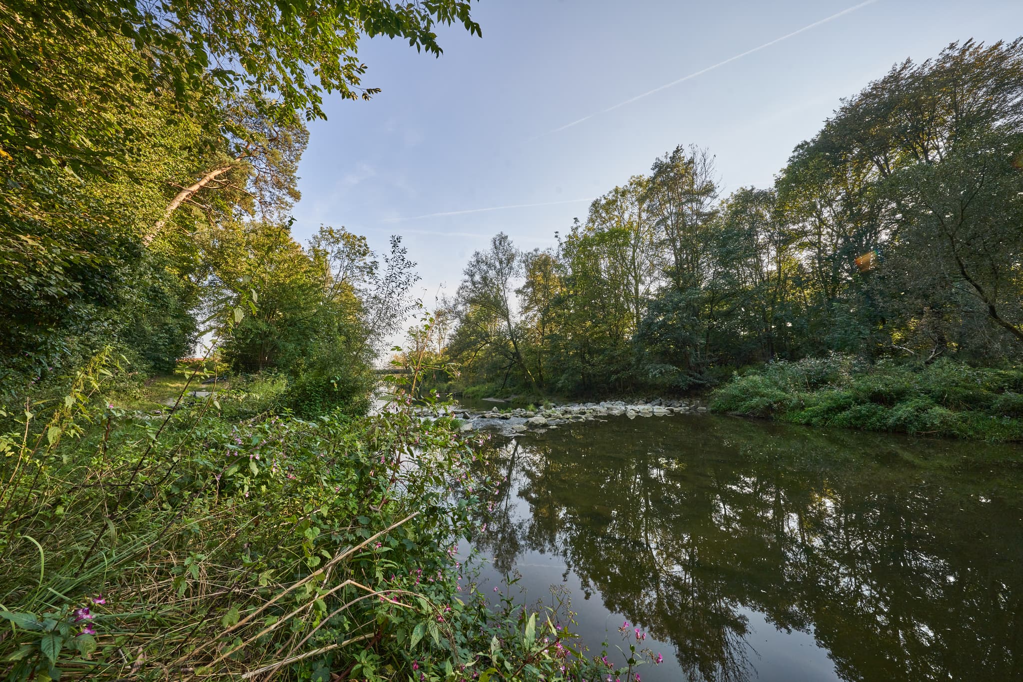 Isen bei Steinhöring, Gemeinde Winhöring, Altötting, Oberbayern, Inn-Salzach, Deutschland. Flusslandschaft mit grünen Ufern und Bäumen, Spiegelungen im Wasser.