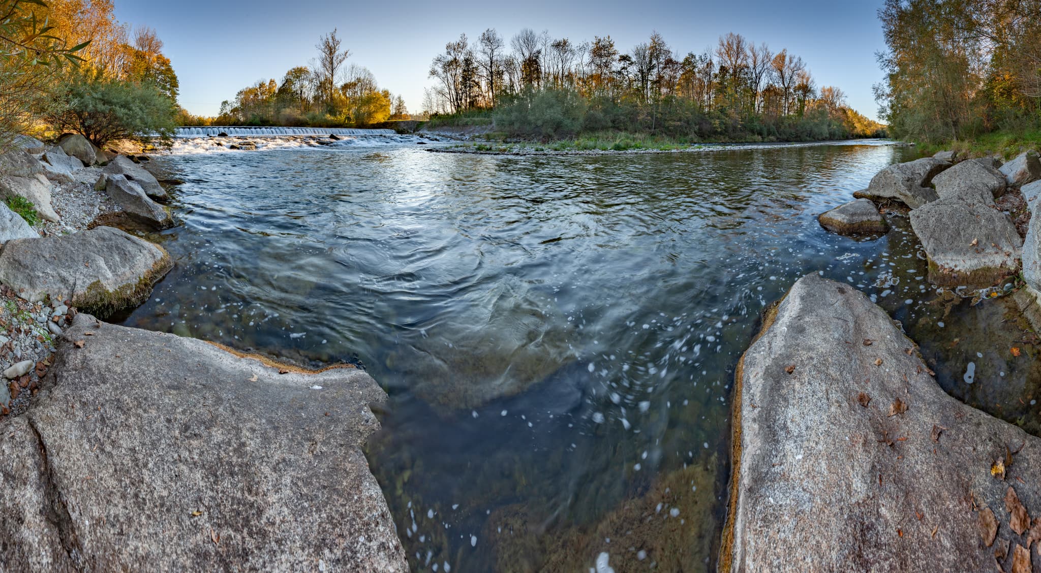 Der obere Wasserfall der Alz in Garching, Landkreis Altötting, Oberbayern. Die Aufnahme zeigt die Naturlandschaft der Inn-Salzach Region in Deutschland.