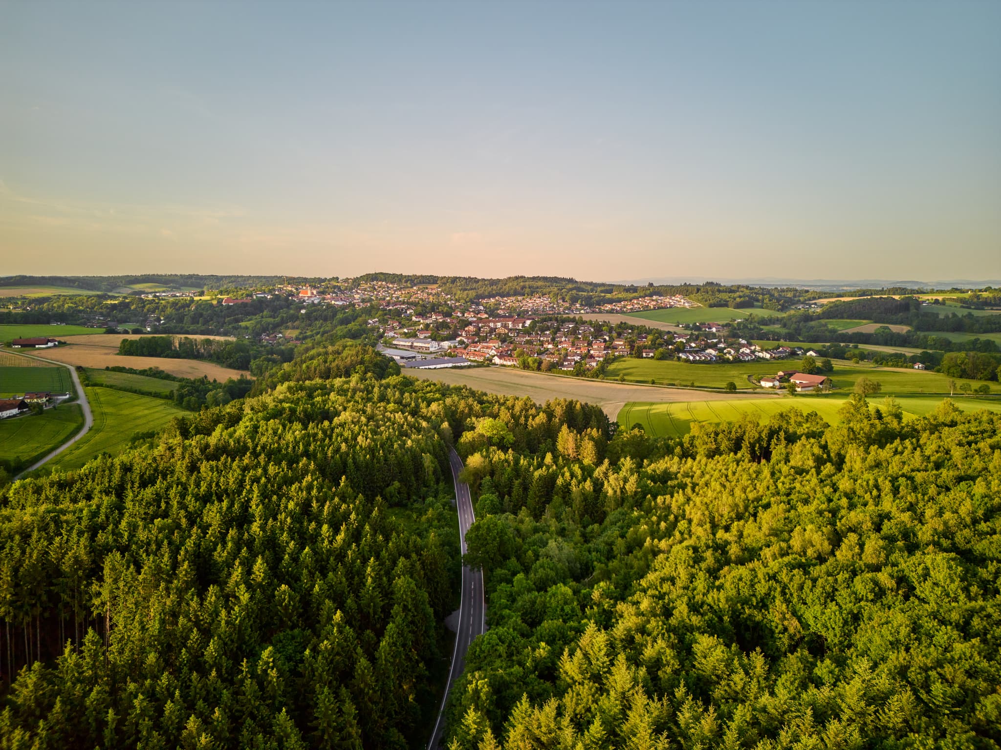Luftaufnahme von Bad Griesbach im Bäderdreieck, Niederbayern, Deutschland. Blick über Wald und Felder zur Stadt, bekannt für ihre Thermalbäder.