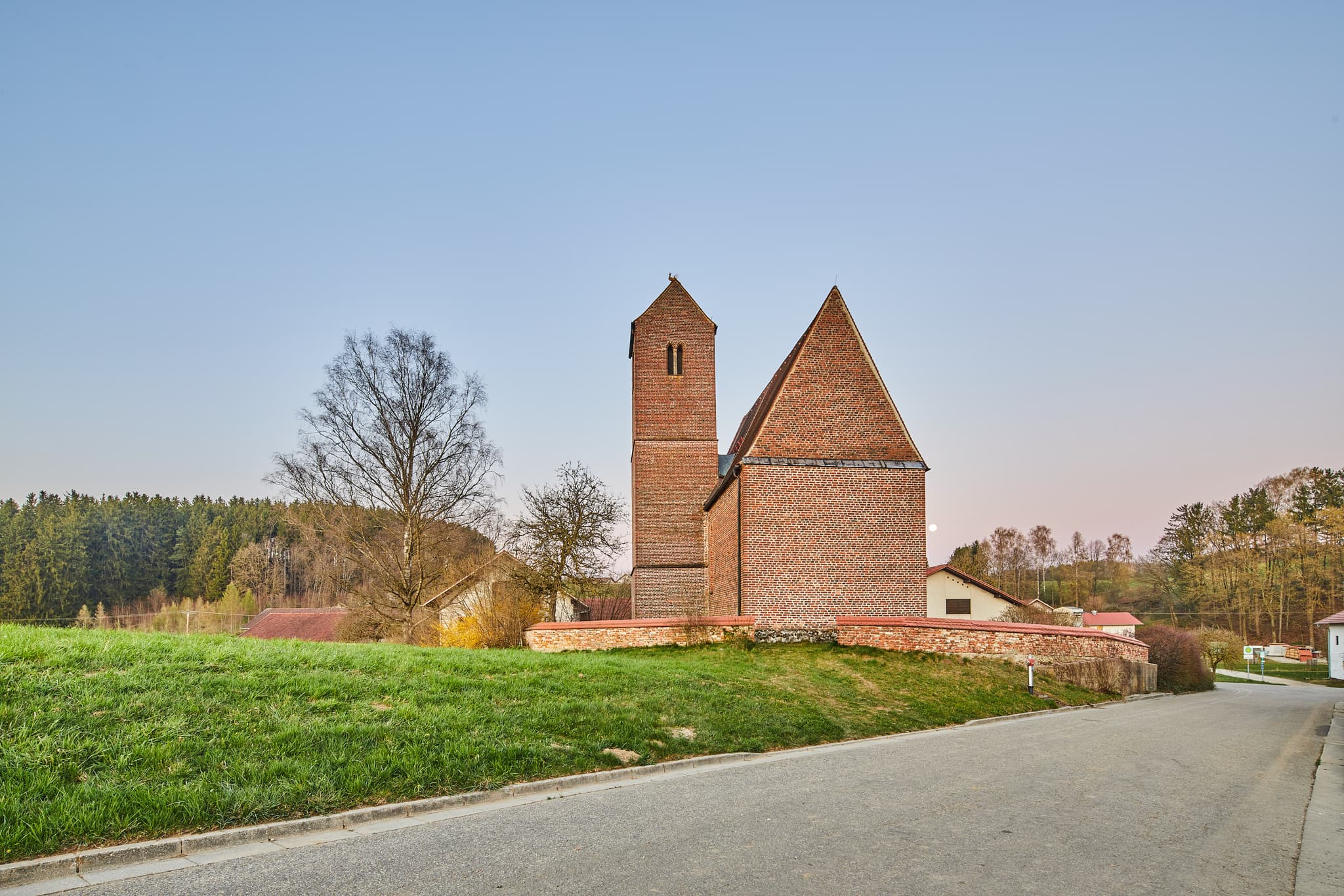 Die Filialkirche St. Johannes der Täufer in Gehersdorf, Zeilarn, Rottal-Inn, Niederbayern, Deutschland.