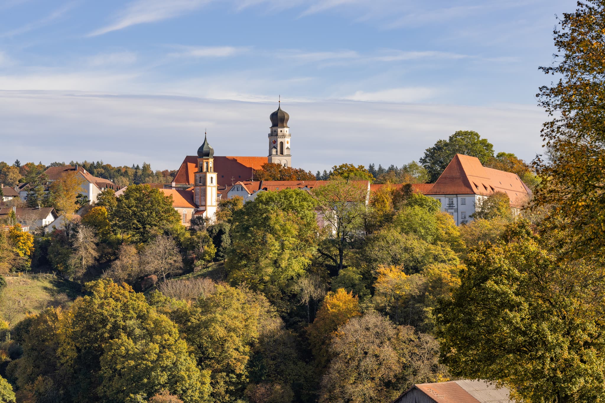 Herbstliche Ansicht der Stadt Leiten in Bad Griesbach, Landkreis Passau, Niederbayern. Idyllische Landschaft im Herzen der Bäderregion Deutschlands.