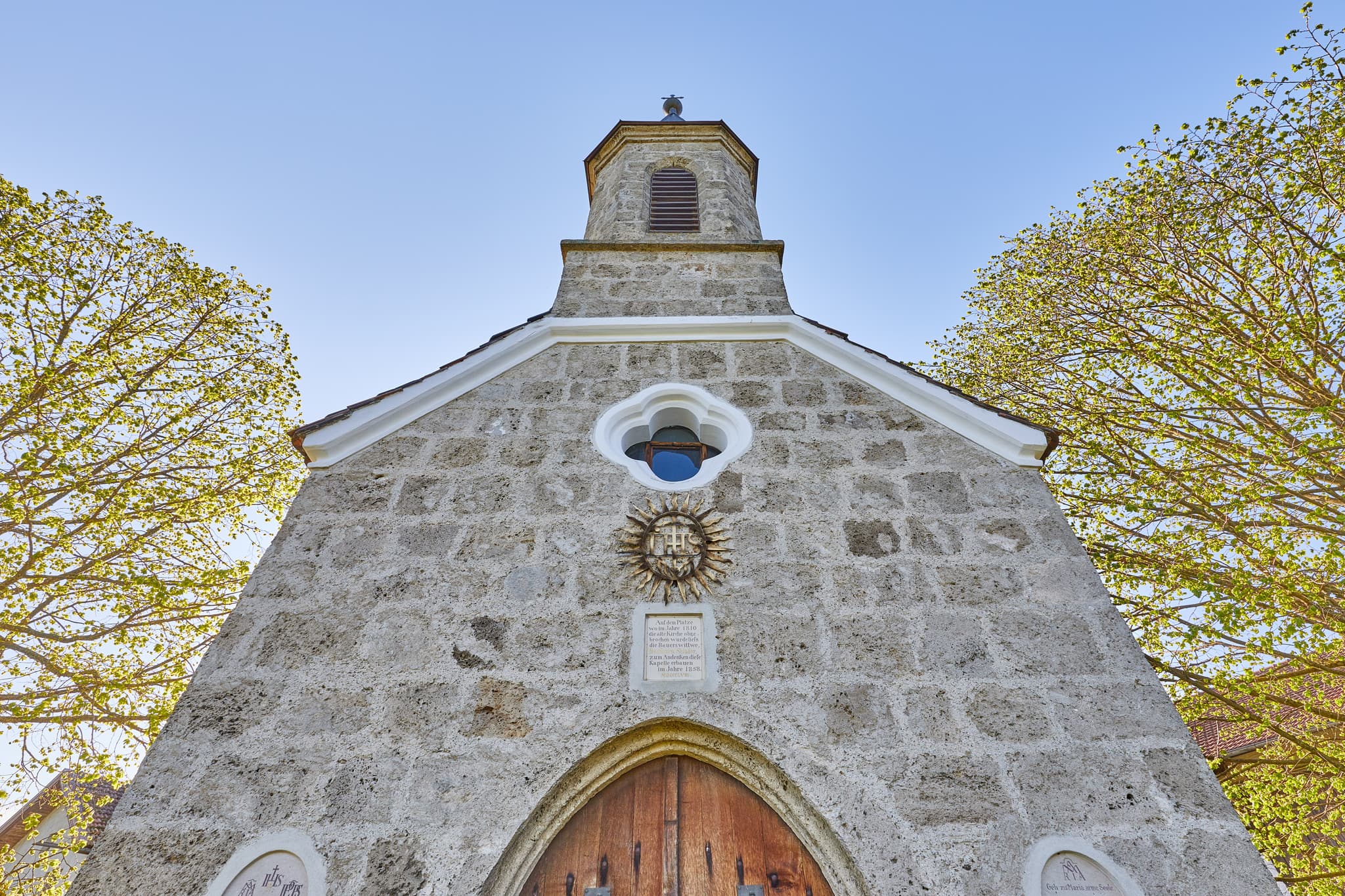Die Kemerting Kapelle in Haiming, Landkreis Altötting, Oberbayern. Besuchen Sie diese Sehenswürdigkeit in ruhiger, ländlicher Umgebung.